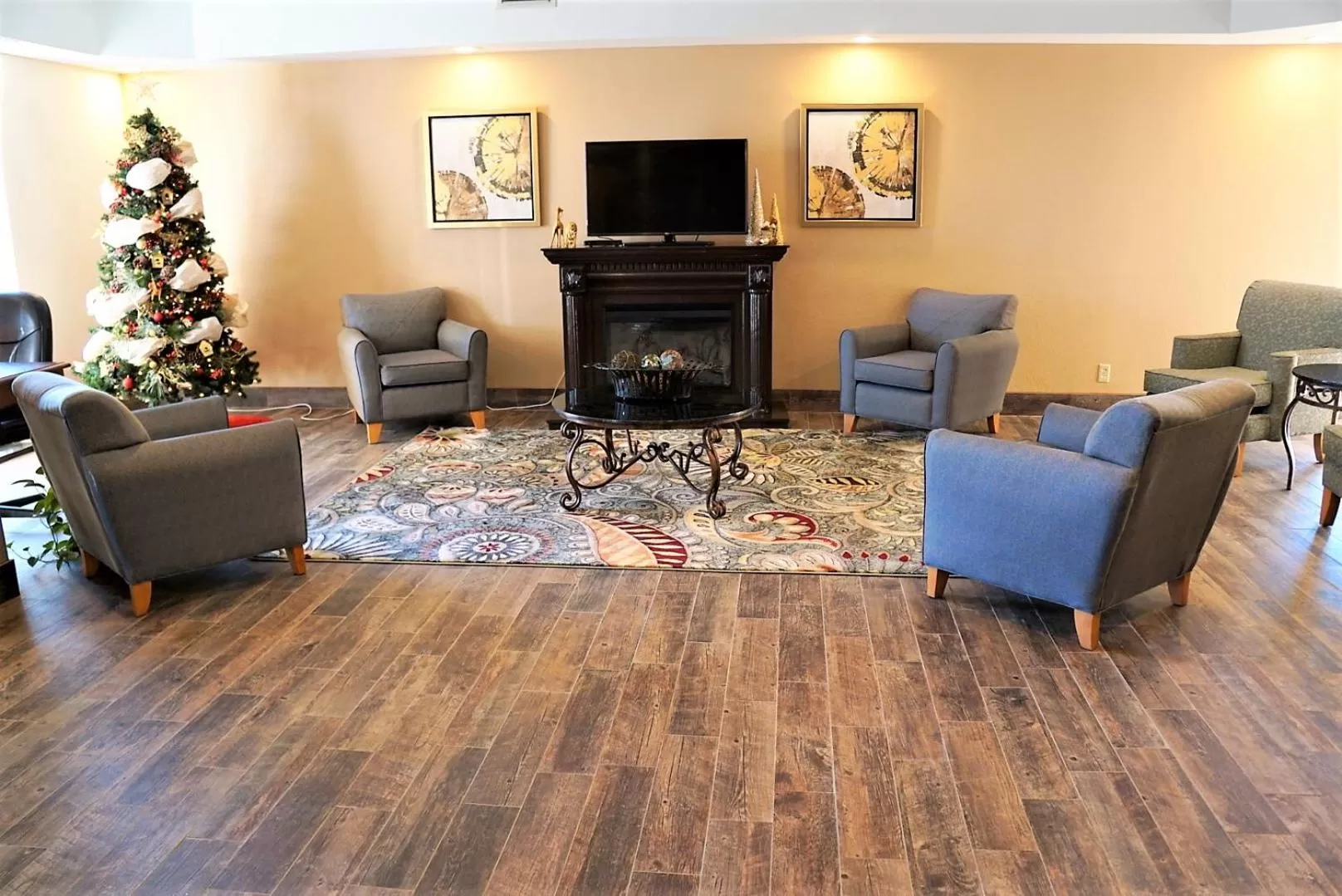 Communal lounge/ TV room in Baymont by Wyndham West Plains