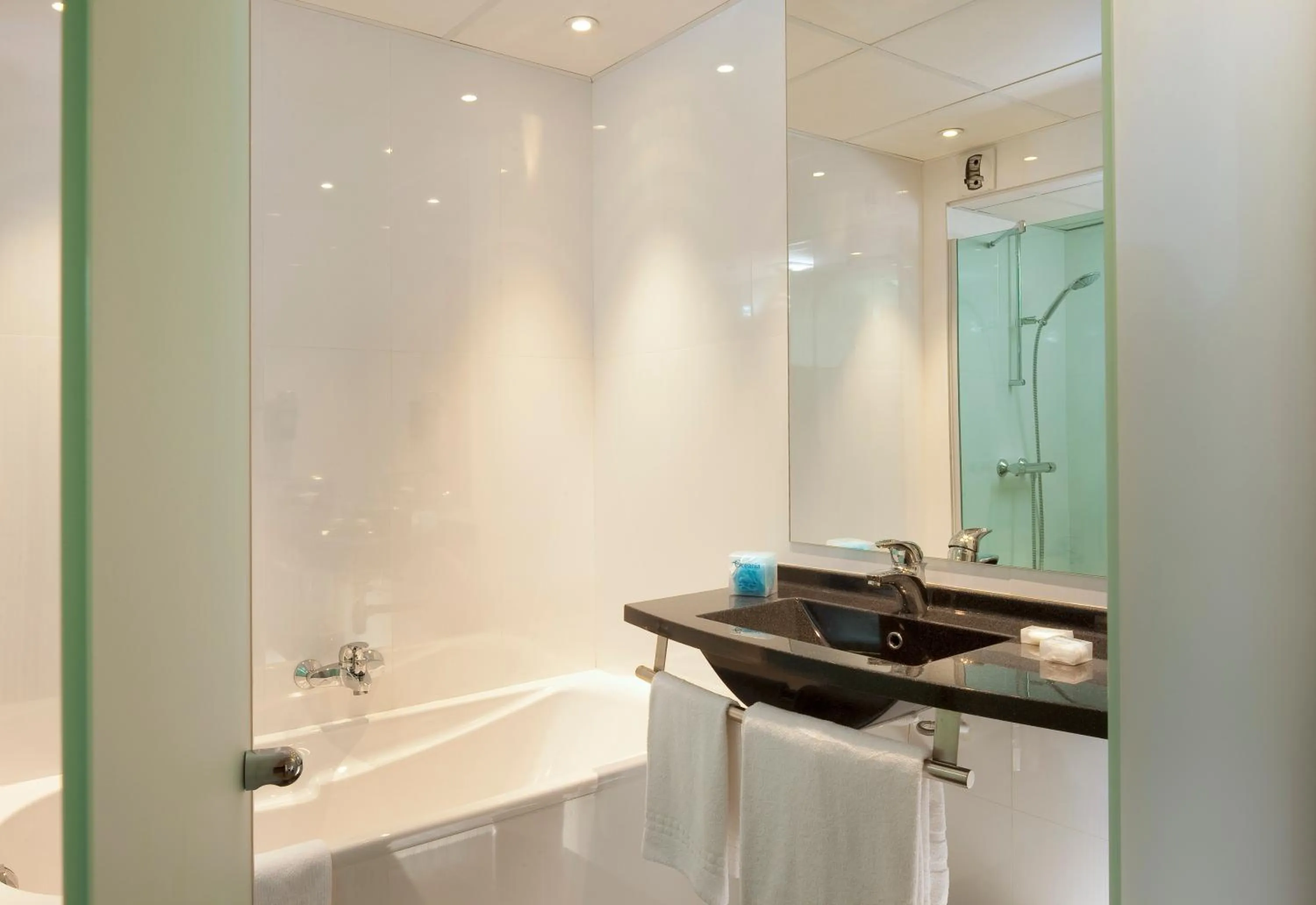 Bathroom in Escale Oceania Aix-en-Provence