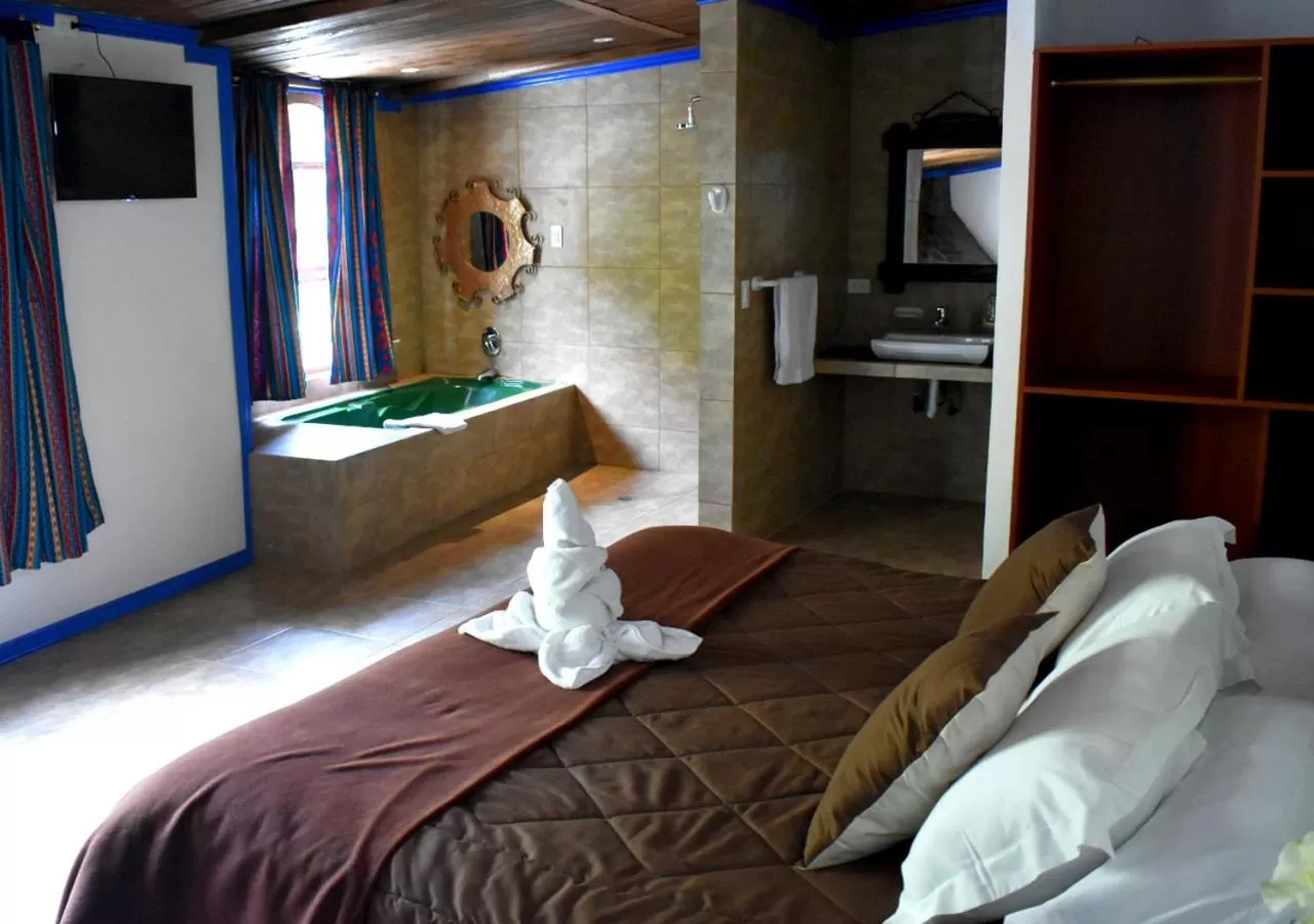 Photo of the whole room, Bed in Spa Hosteria Miramelindo