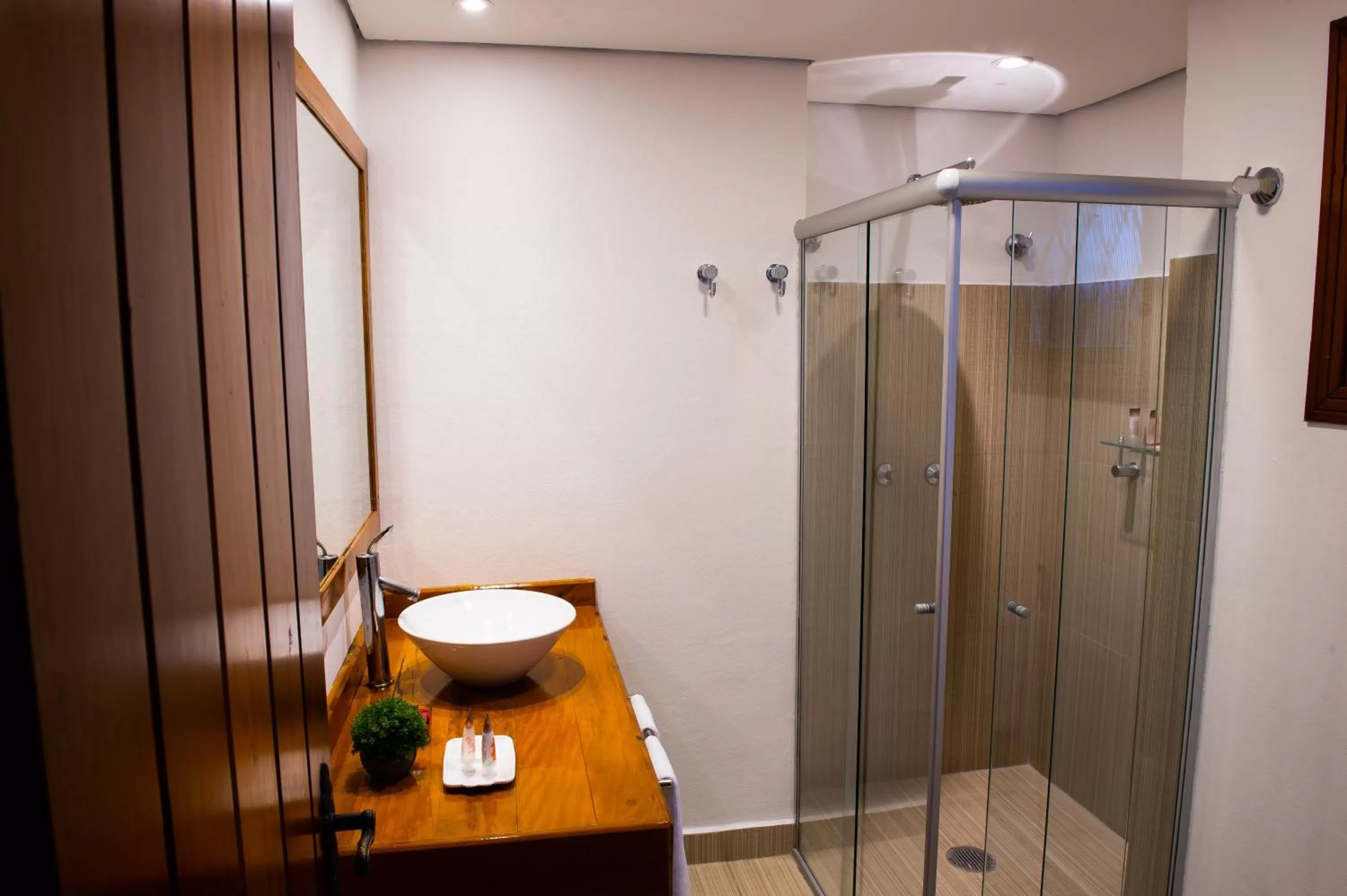 Shower, Bathroom in Pousada das Lavandas