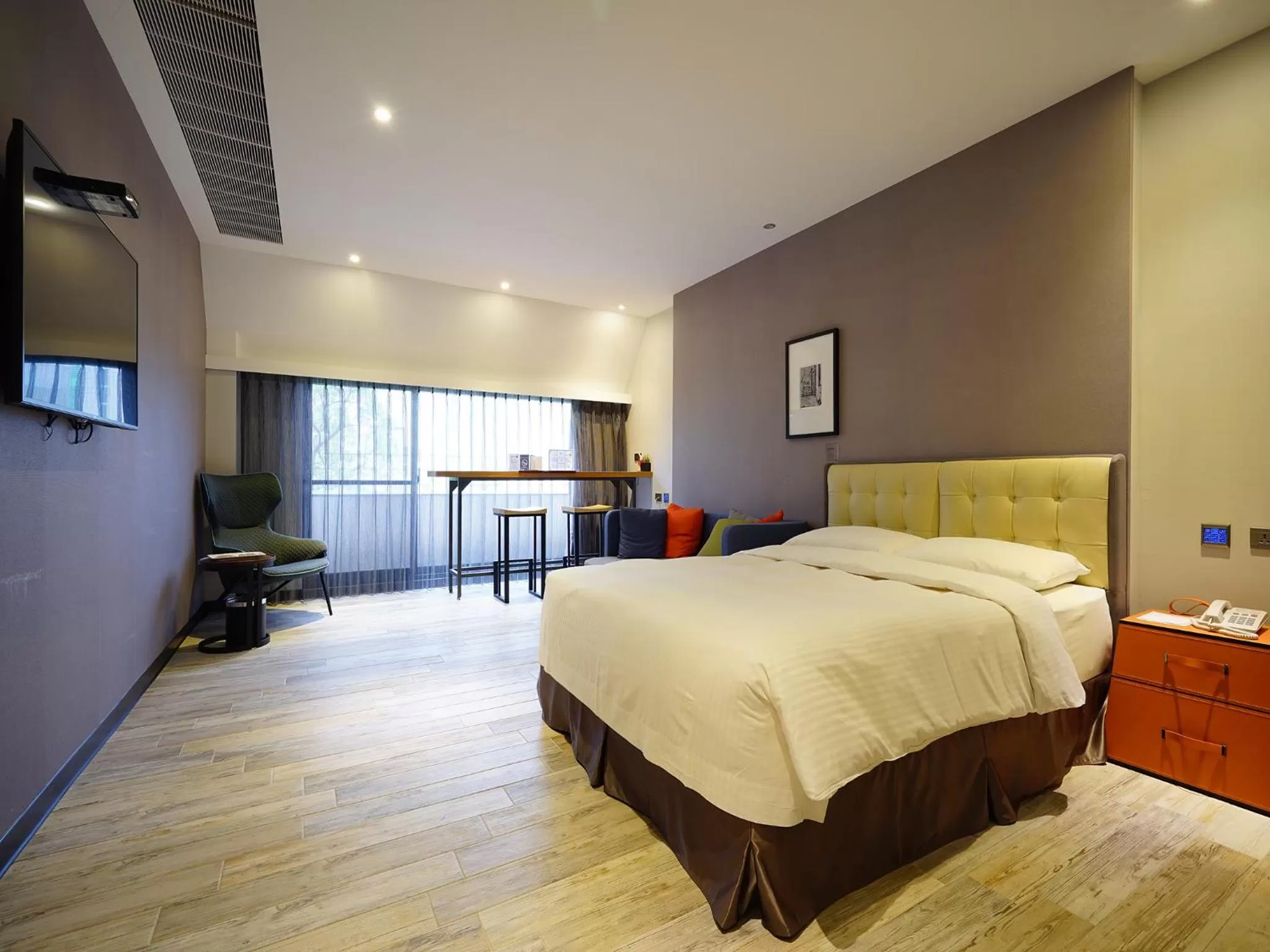 Photo of the whole room, Bed in 3 Door Hotel