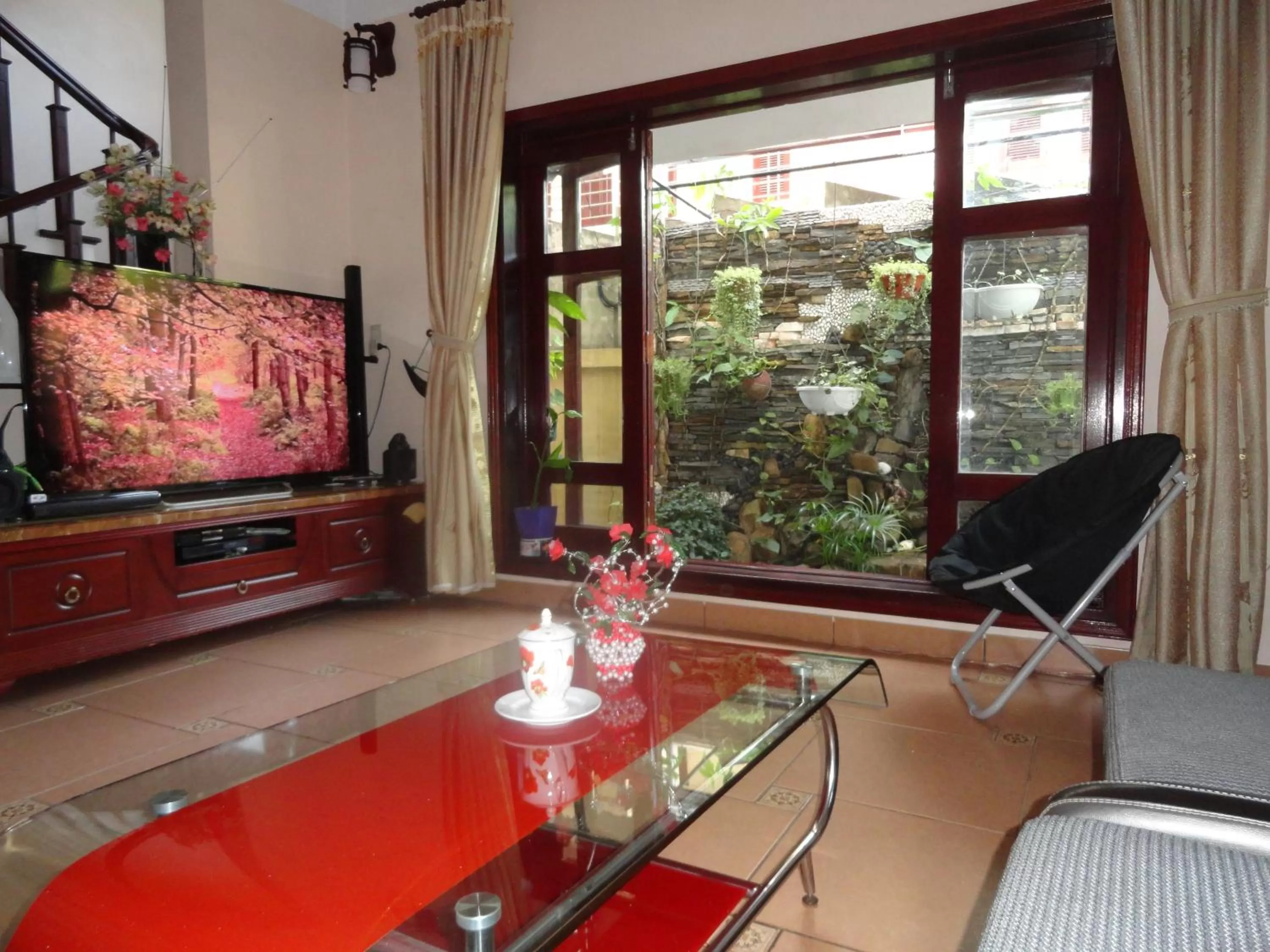 Communal lounge/ TV room, TV/Entertainment Center in Hạ Long Lily Homestay