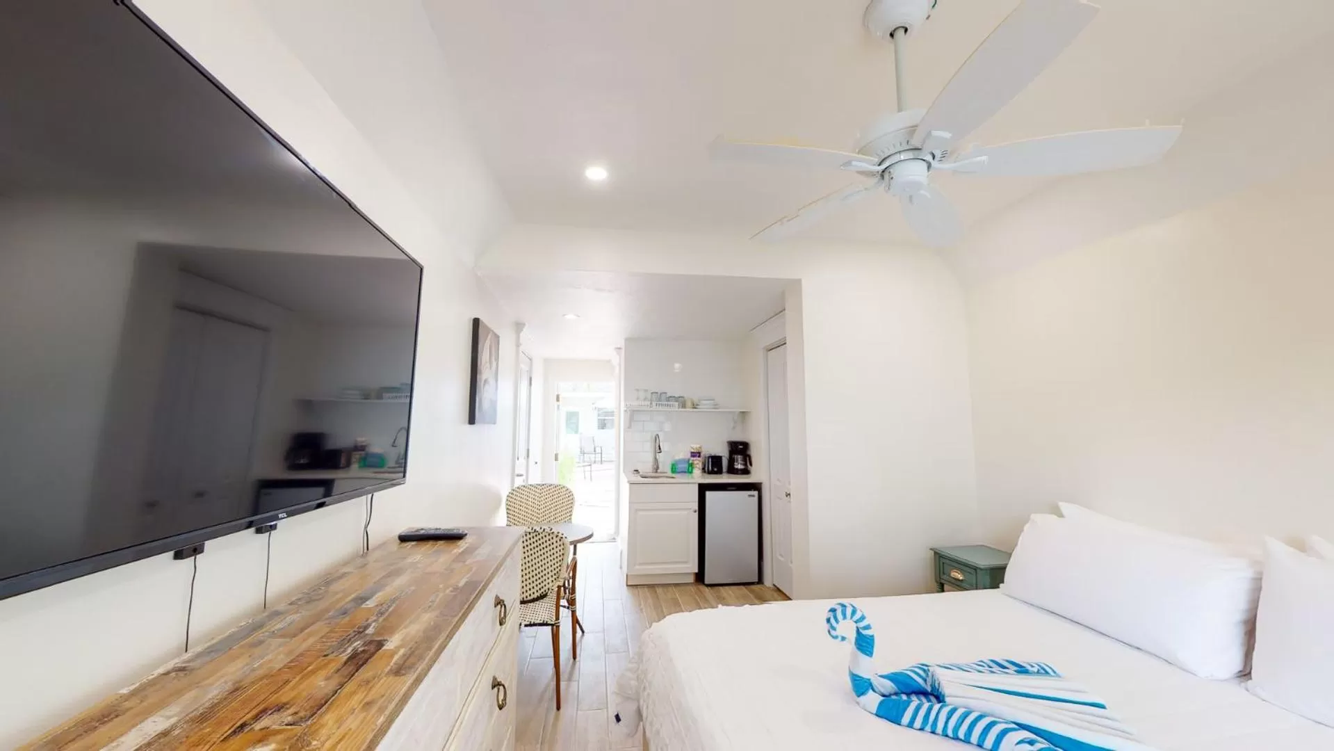 Poolside - King Guest room in Seabreeze at Anna Maria Island Inn