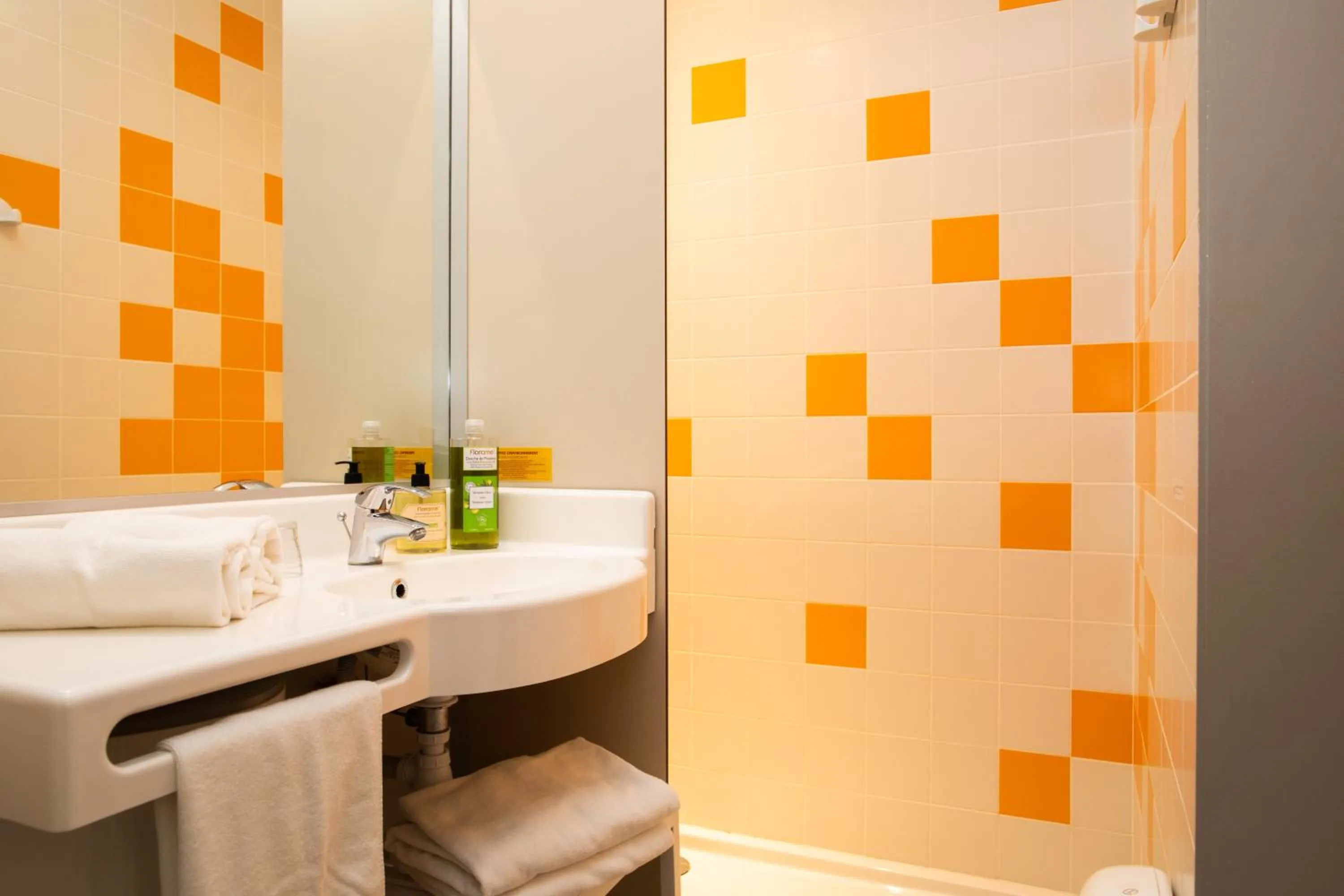 Bathroom in Hôtel de Ré, "The Originals Résidence"