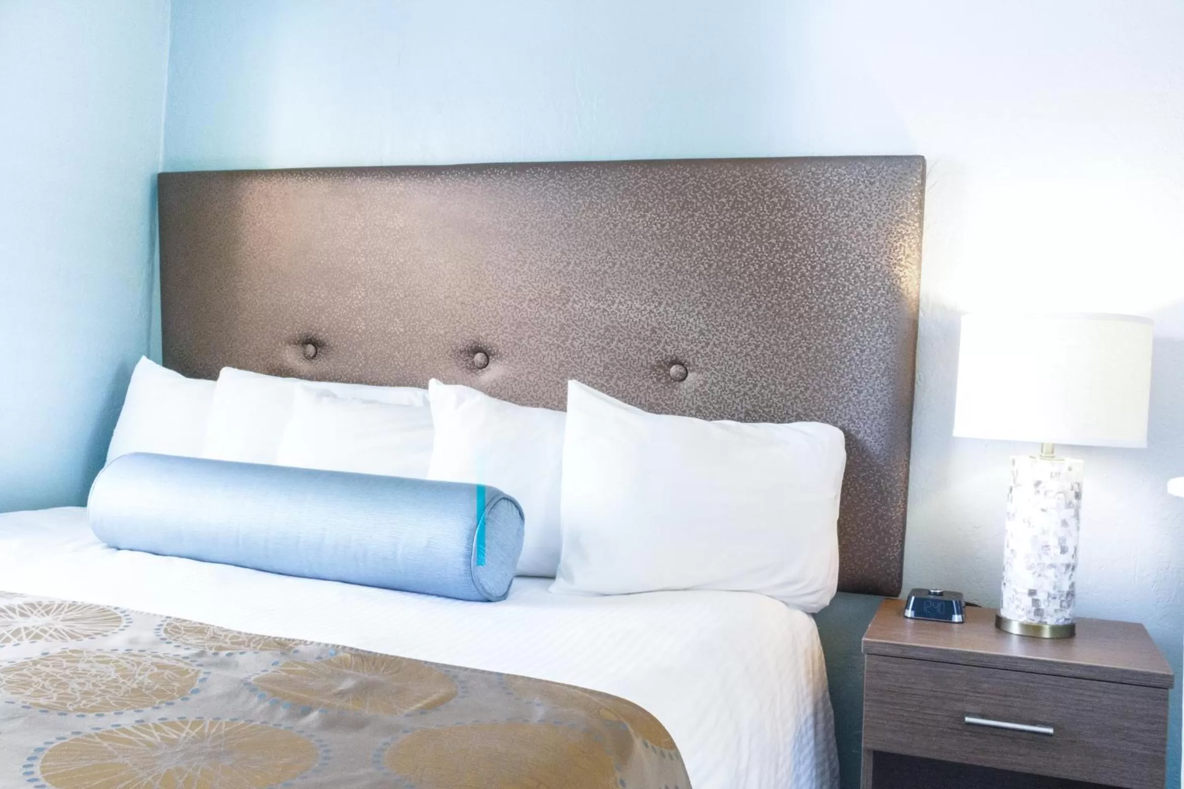 Bed in Ocean Echo Inn & Beach Cottages