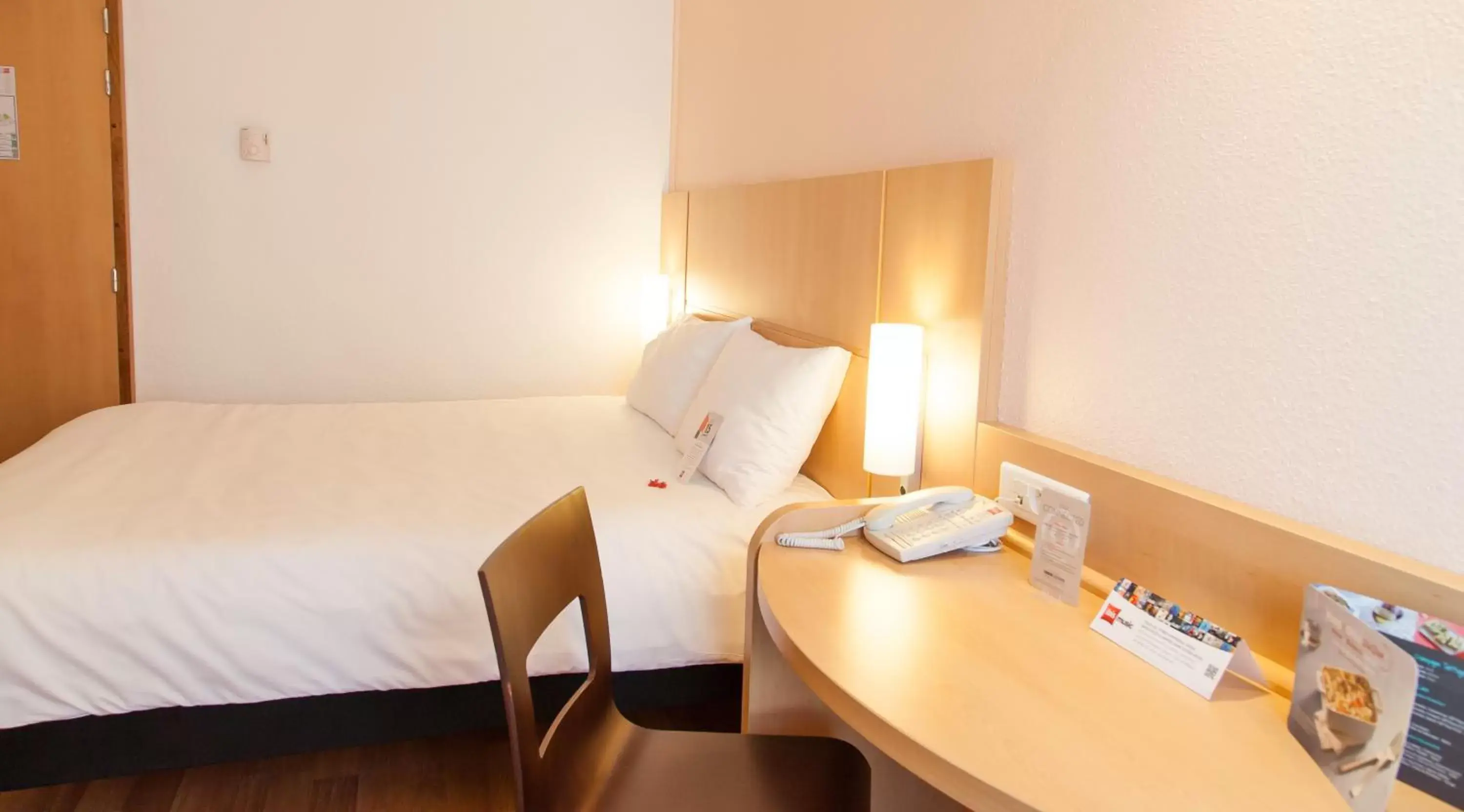 Standard Room with One Double Bed and One Single Bed in ibis Poitiers Centre Standard Room with One Double Bed and One Single Bed in ibis Poitiers Centre