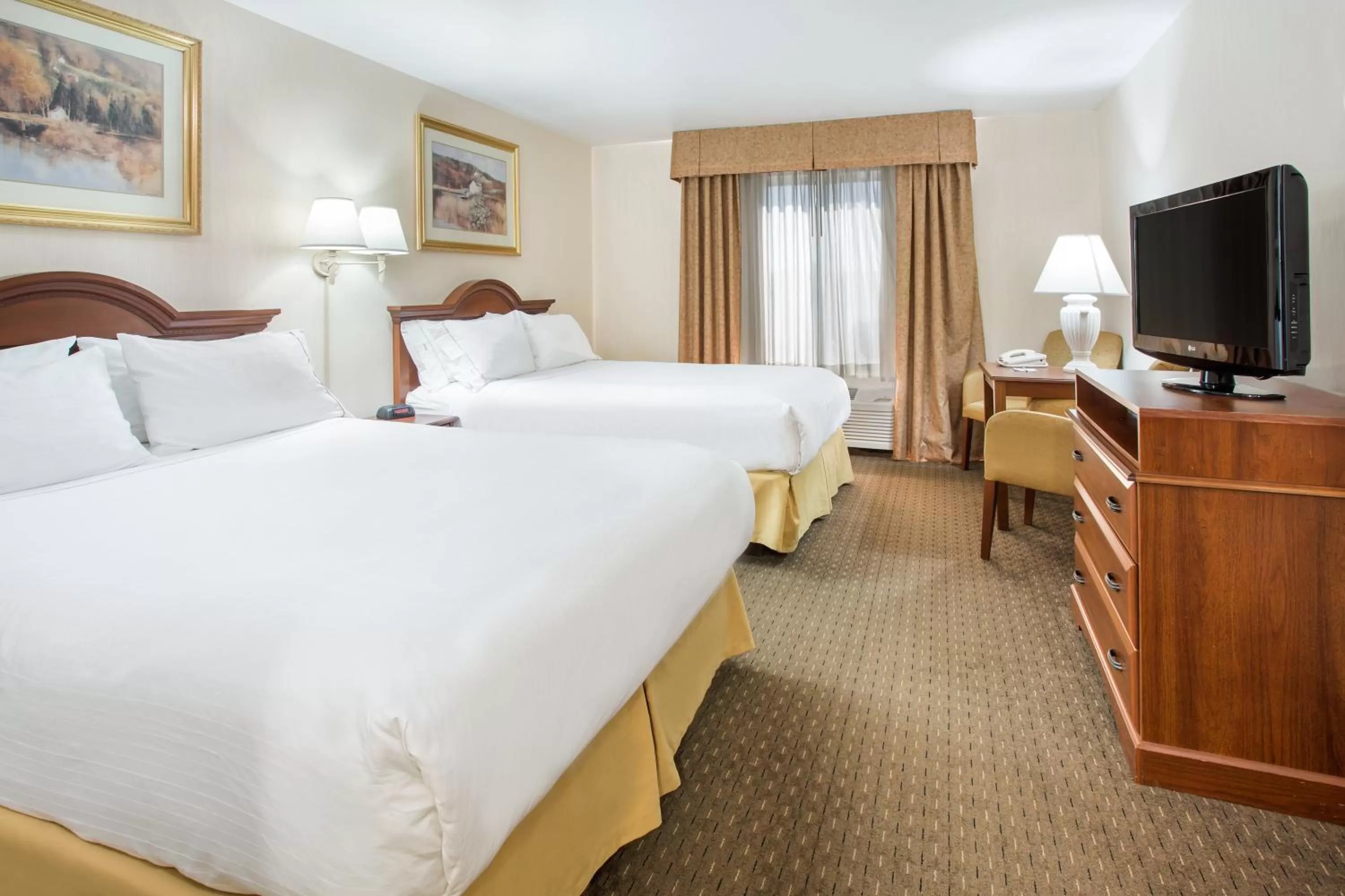 Queen Room with Two Queen Beds in Holiday Inn Express Hotel & Suites Marion, an IHG Hotel