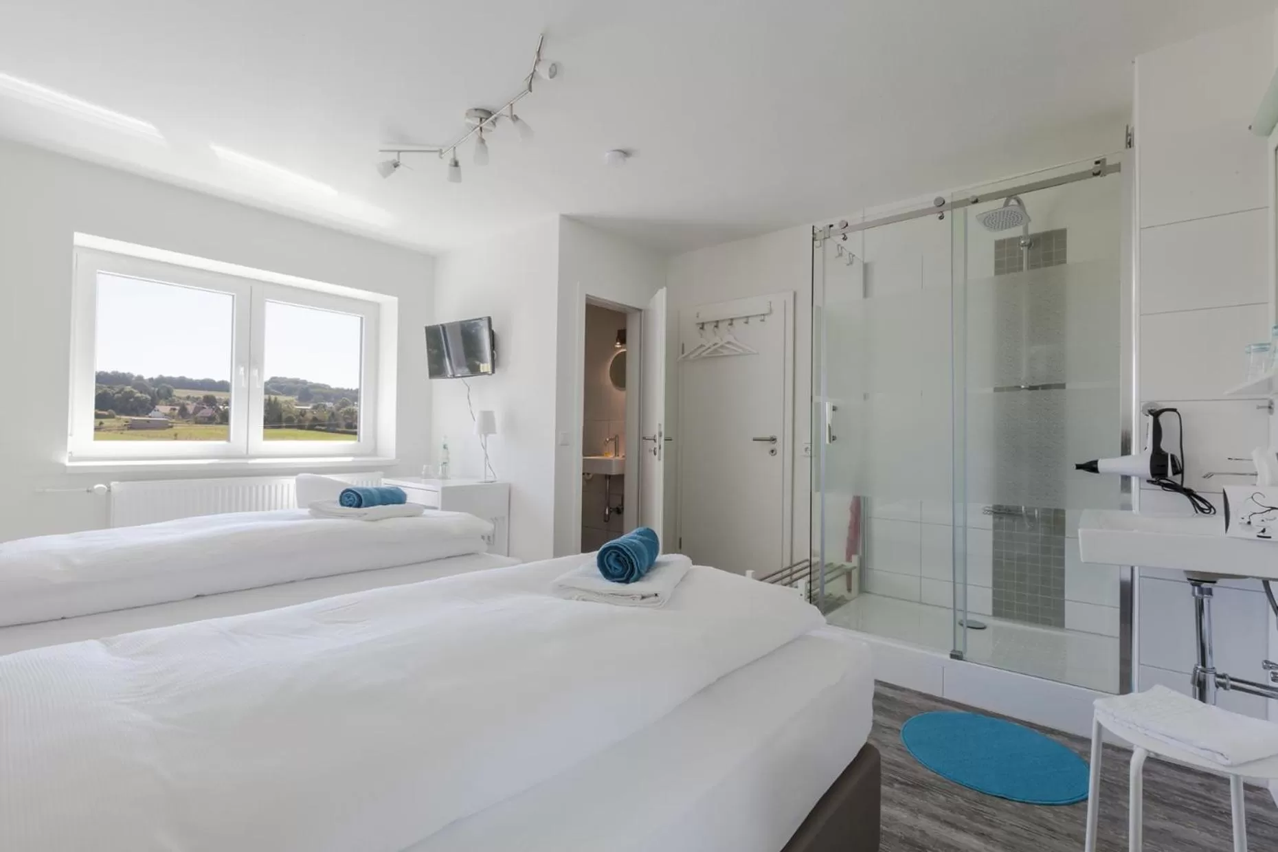 Photo of the whole room, Bed in mein kleinHOTEL