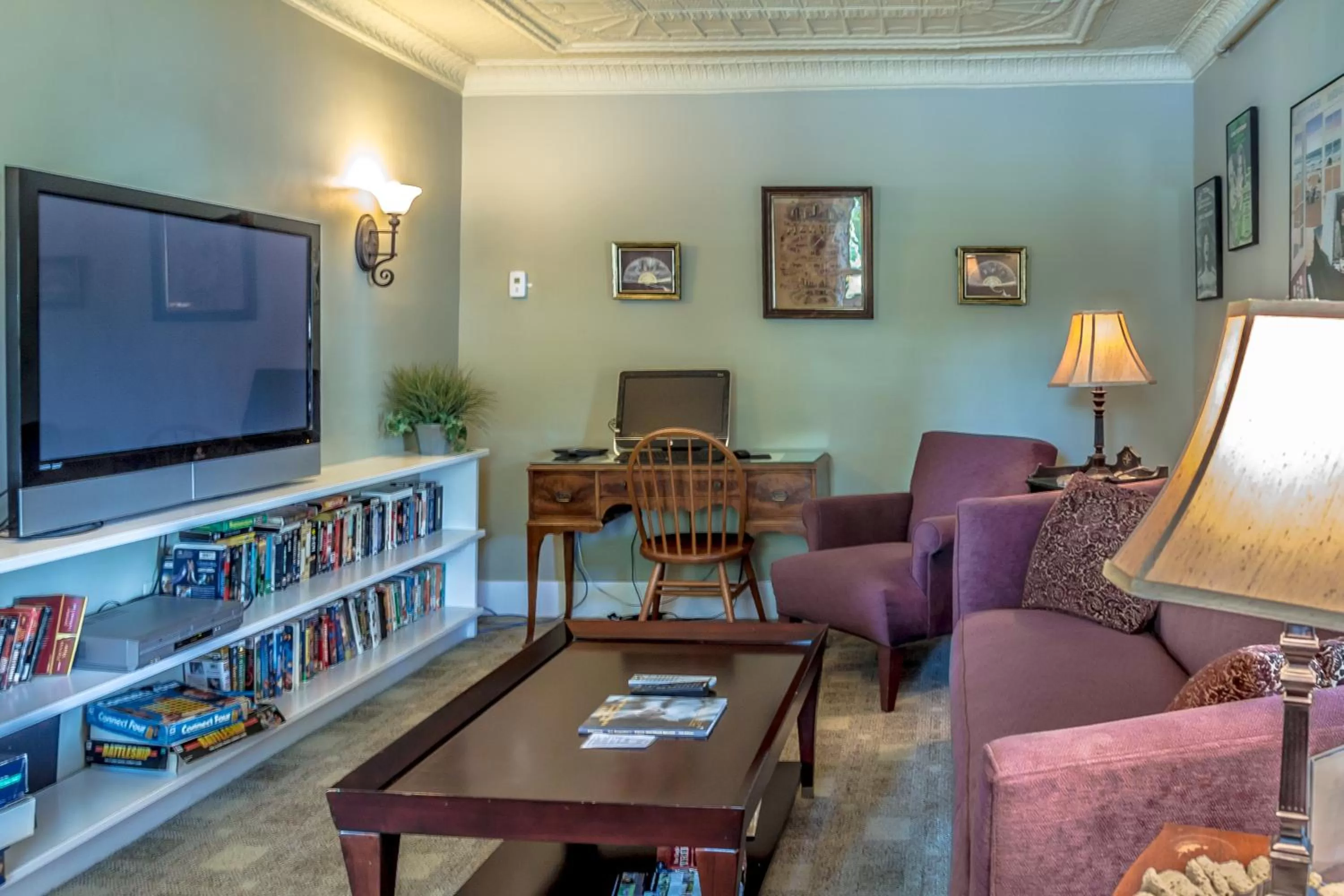 Communal lounge/ TV room in Cranmore Inn