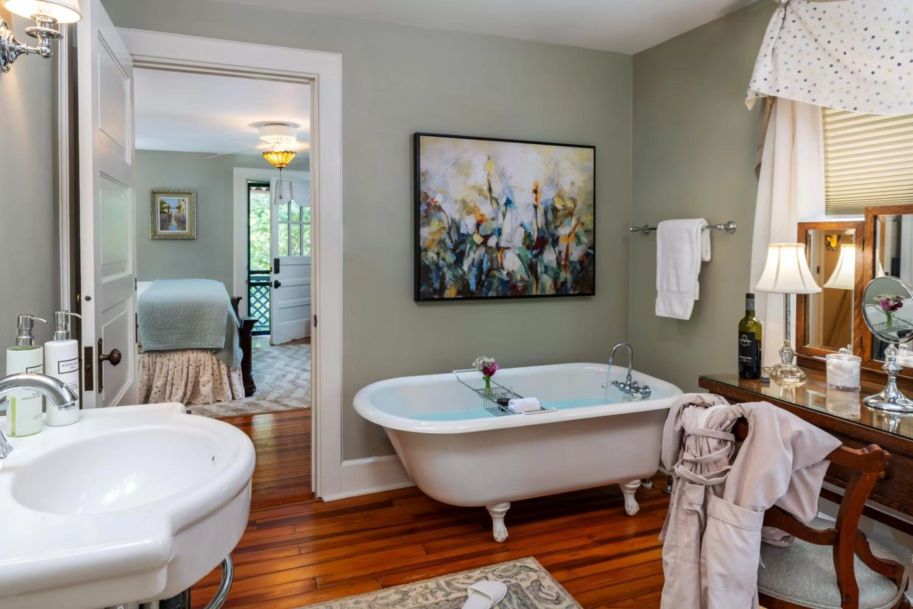 Bath in Pinecrest Bed & Breakfast