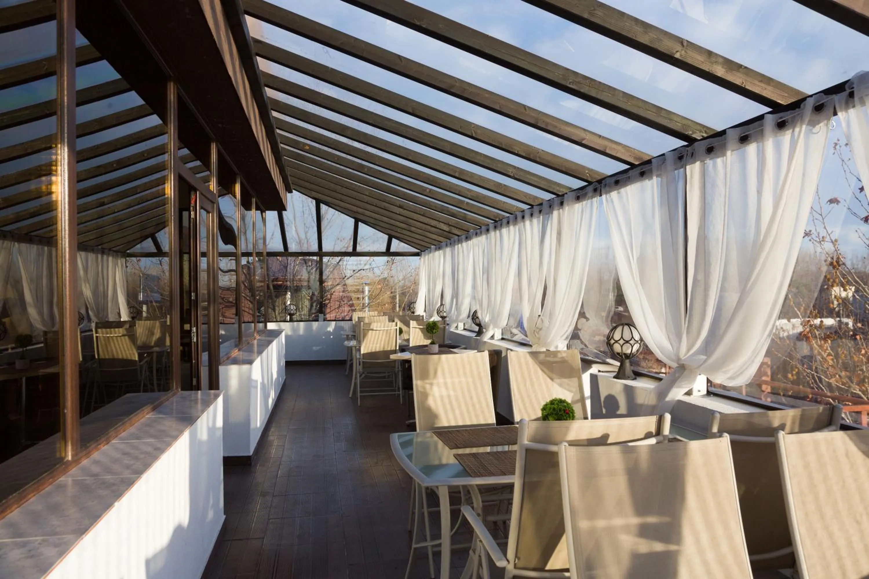 Restaurant/places to eat in Hotel Charter Otopeni