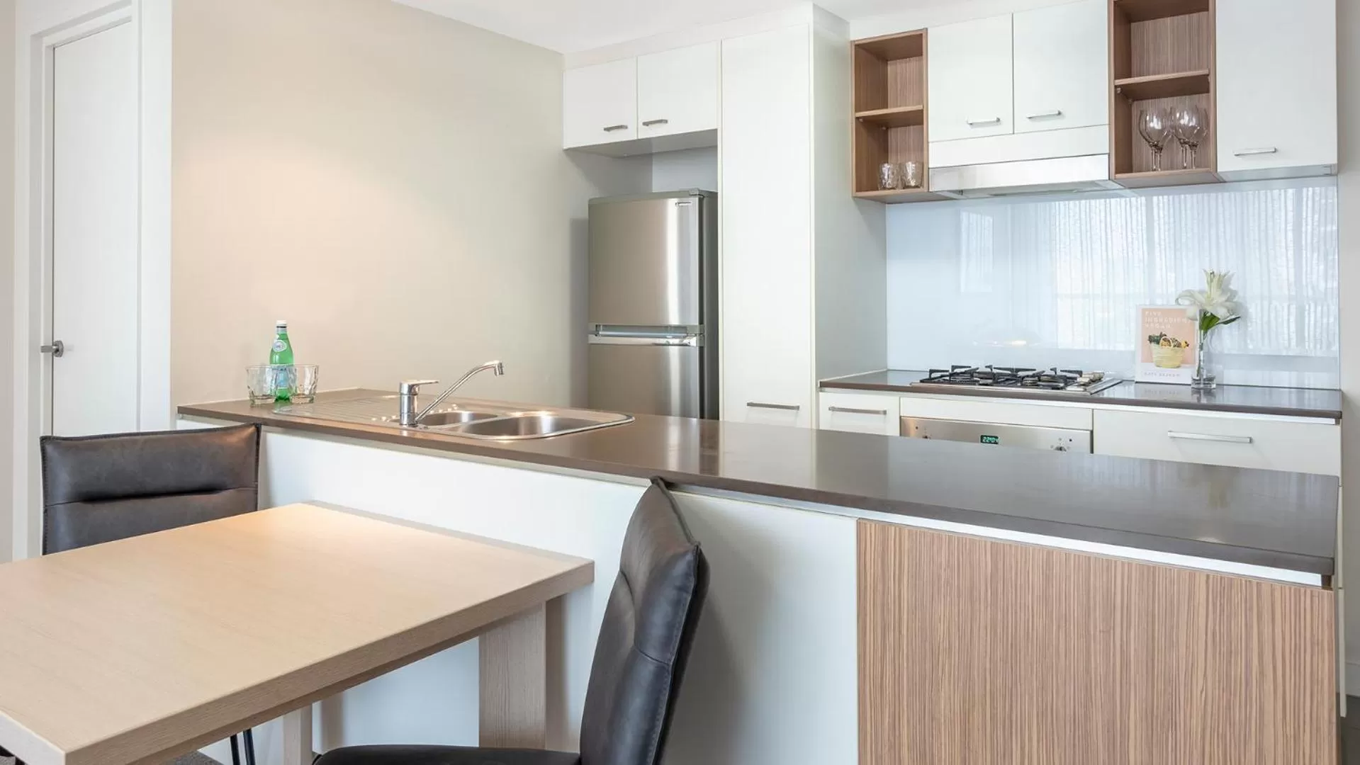 Kitchen or kitchenette in Oaks Brisbane on Charlotte Suites