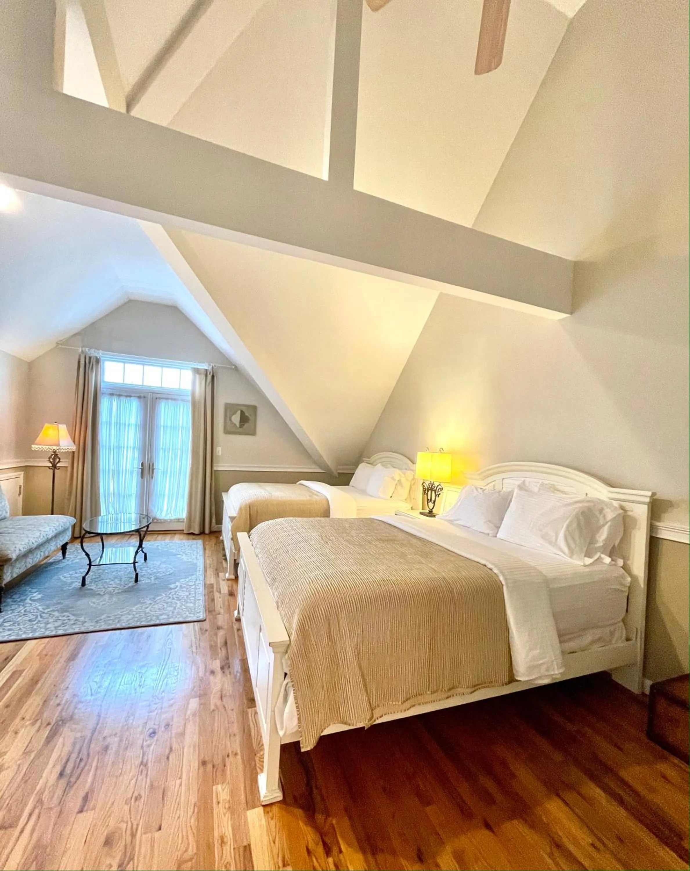 Bed in Inn on Main Hotel