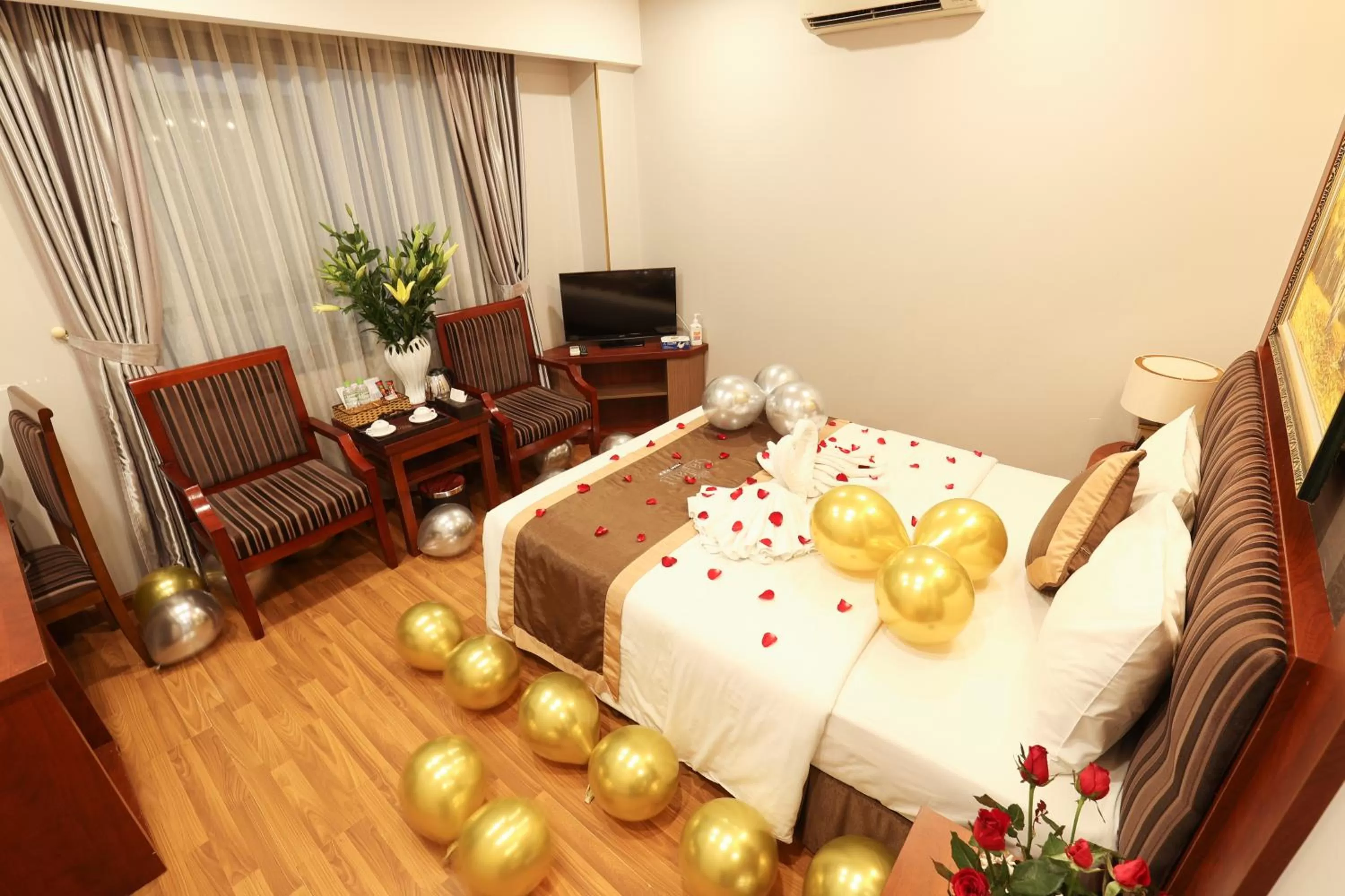 Communal lounge/ TV room, Bed in Gallant Hotel