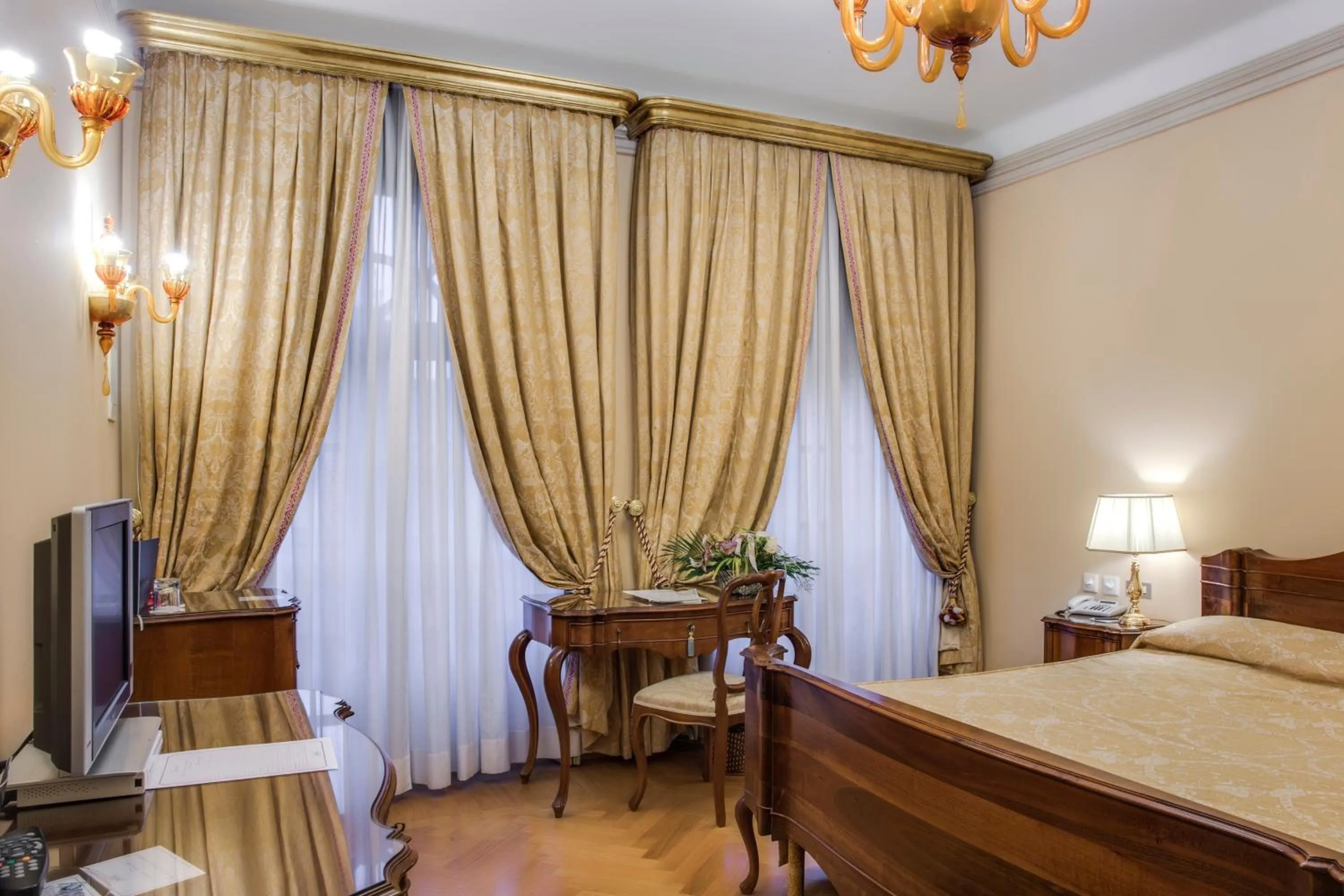 Photo of the whole room, Bed in Villa Fenaroli Palace Hotel