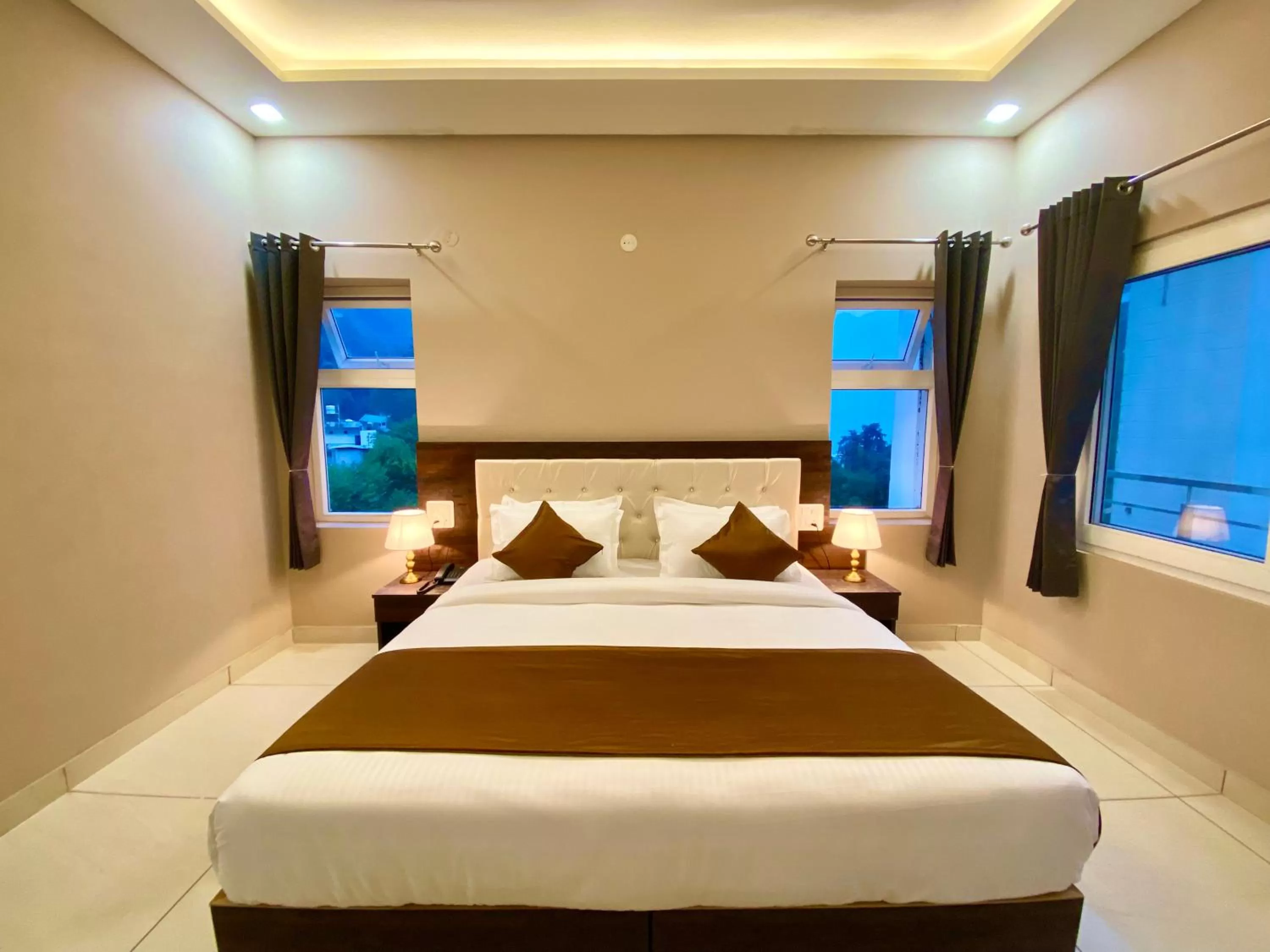 Bed in Hotel Shiv Inn Near Secret Waterfall