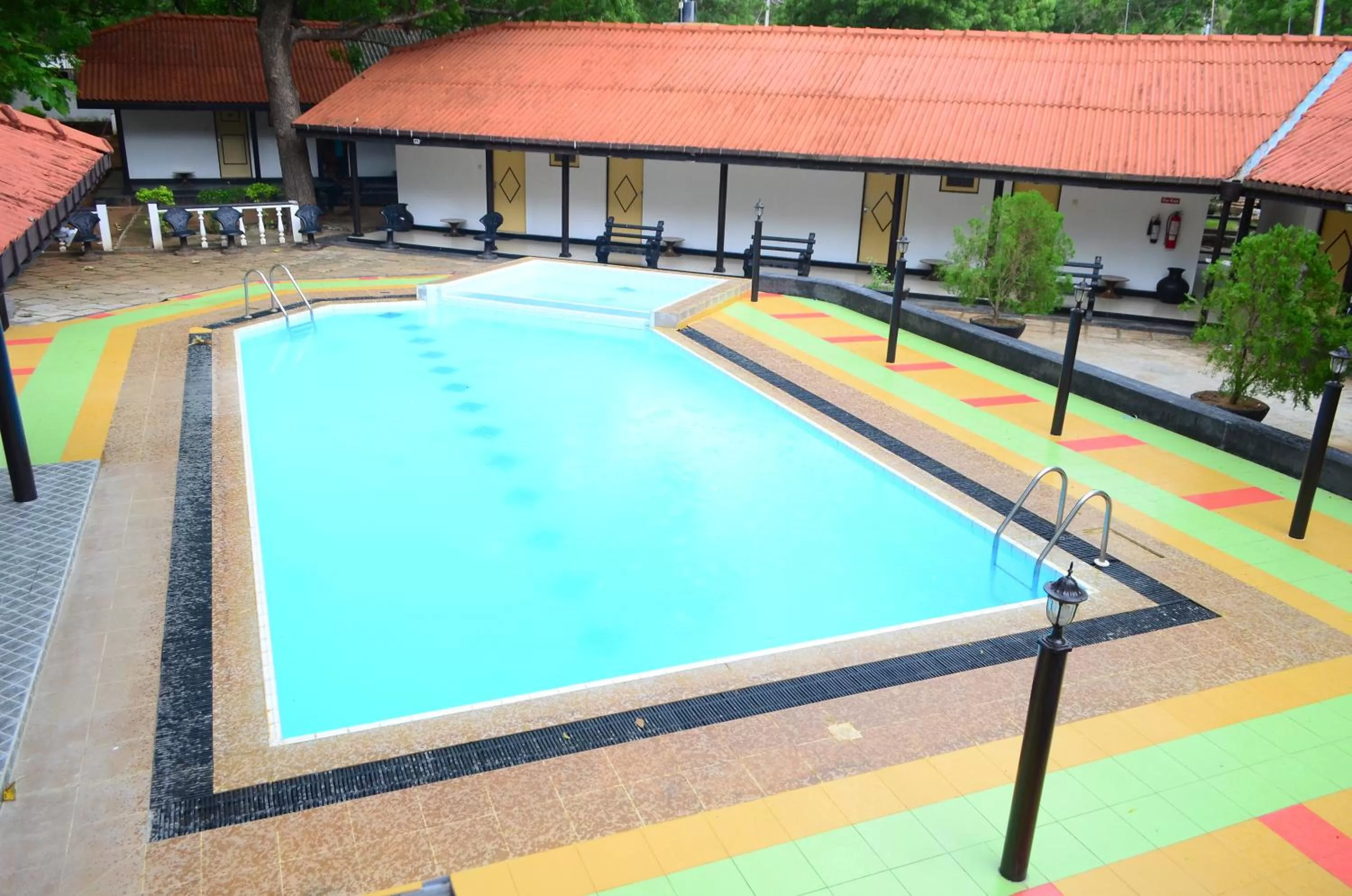 Swimming pool in Jayasinghe Holiday Resort