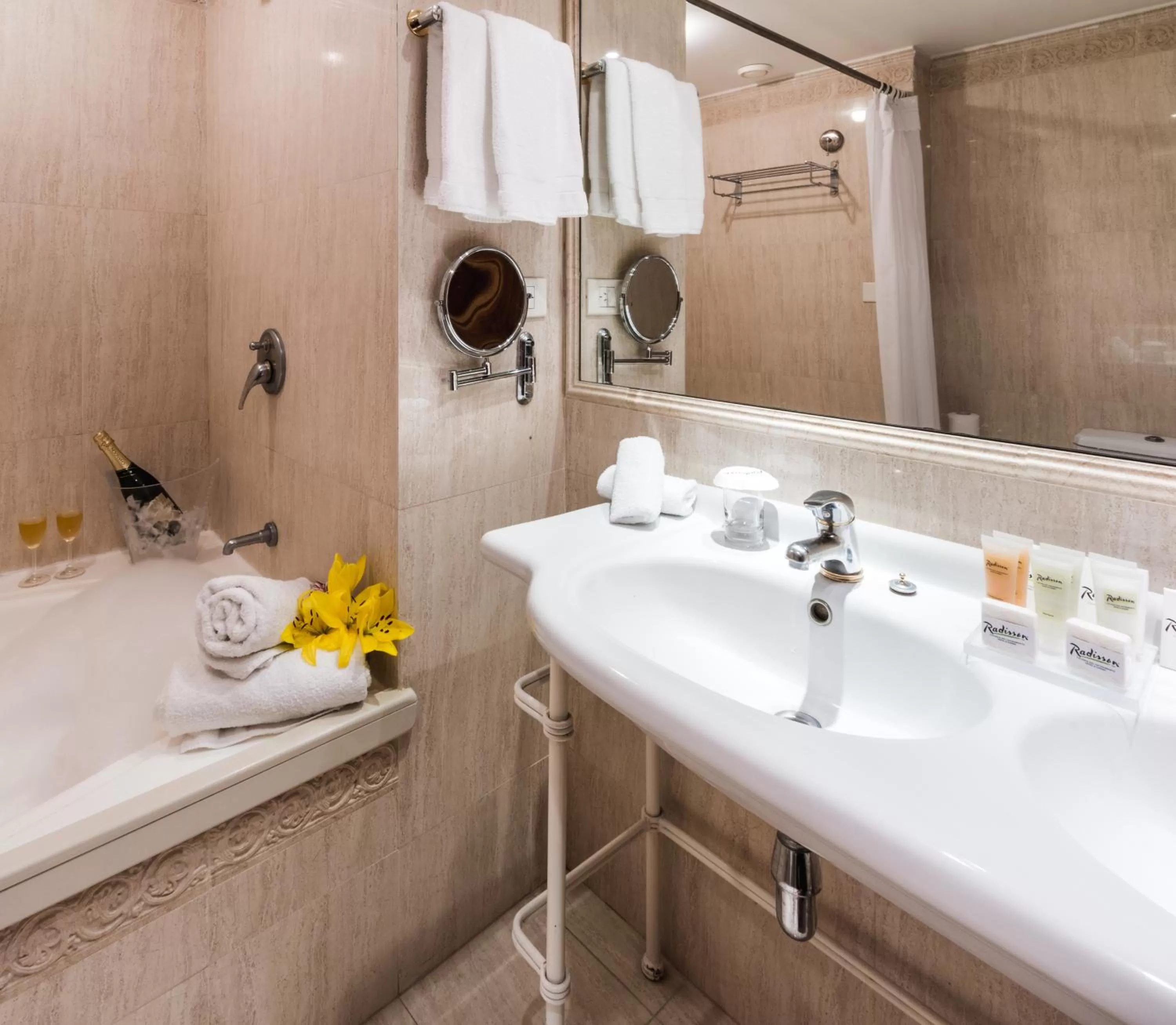 Bathroom in Radisson Hotel Colonia del Sacramento