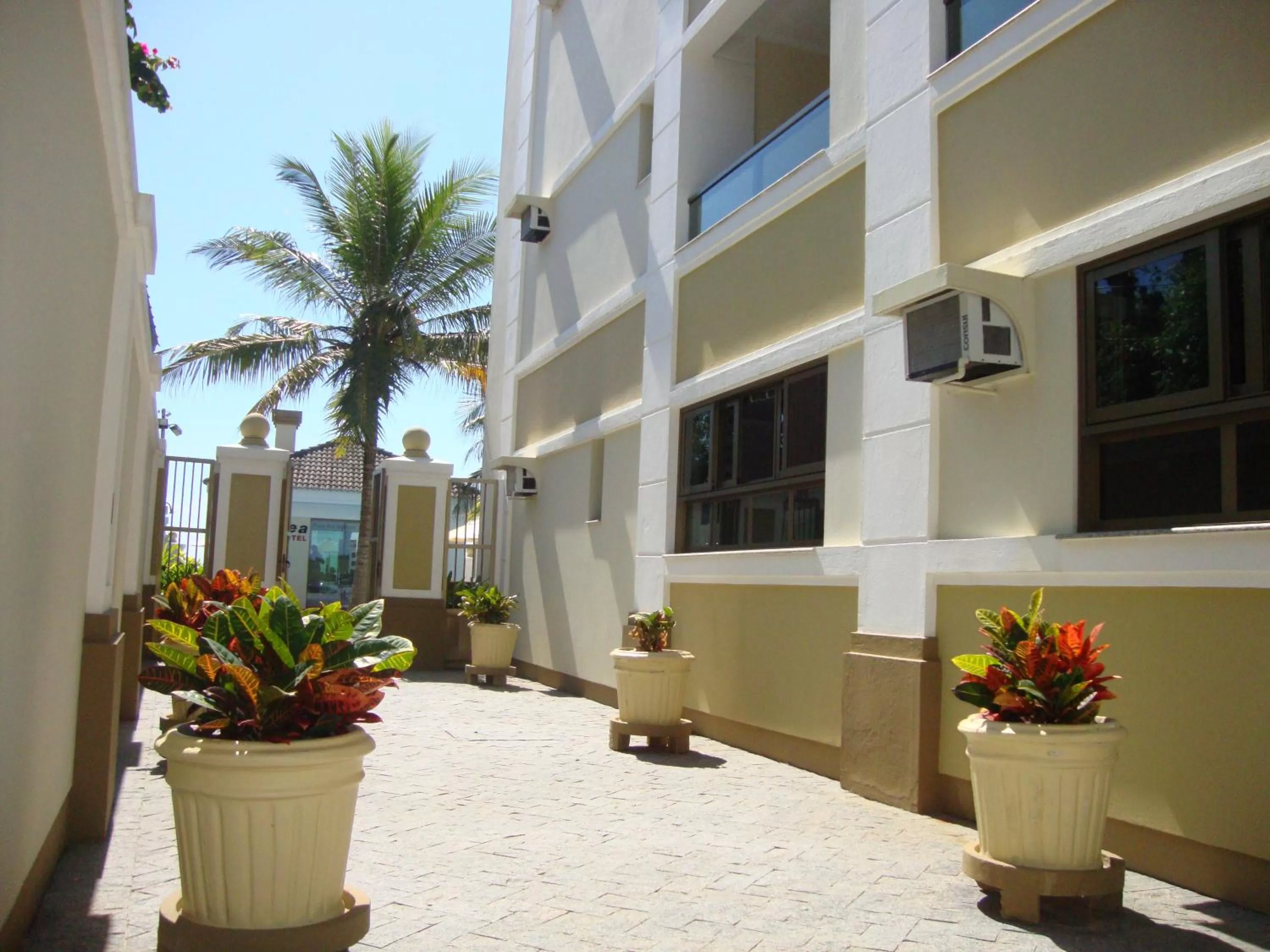 Property Building in Golfinhos Apart Hotel