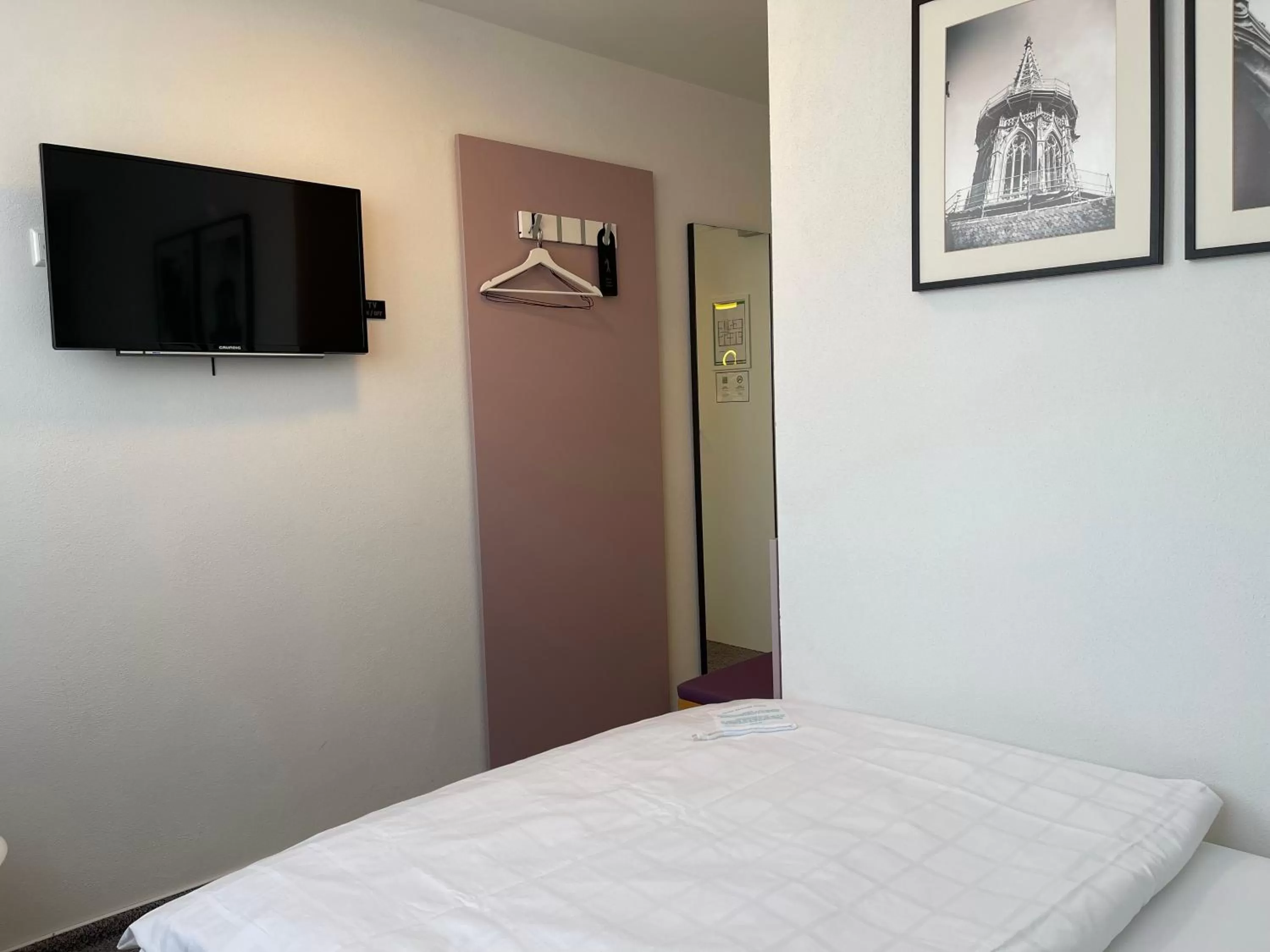 Photo of the whole room, Bed in Ulmer Münster Hotel