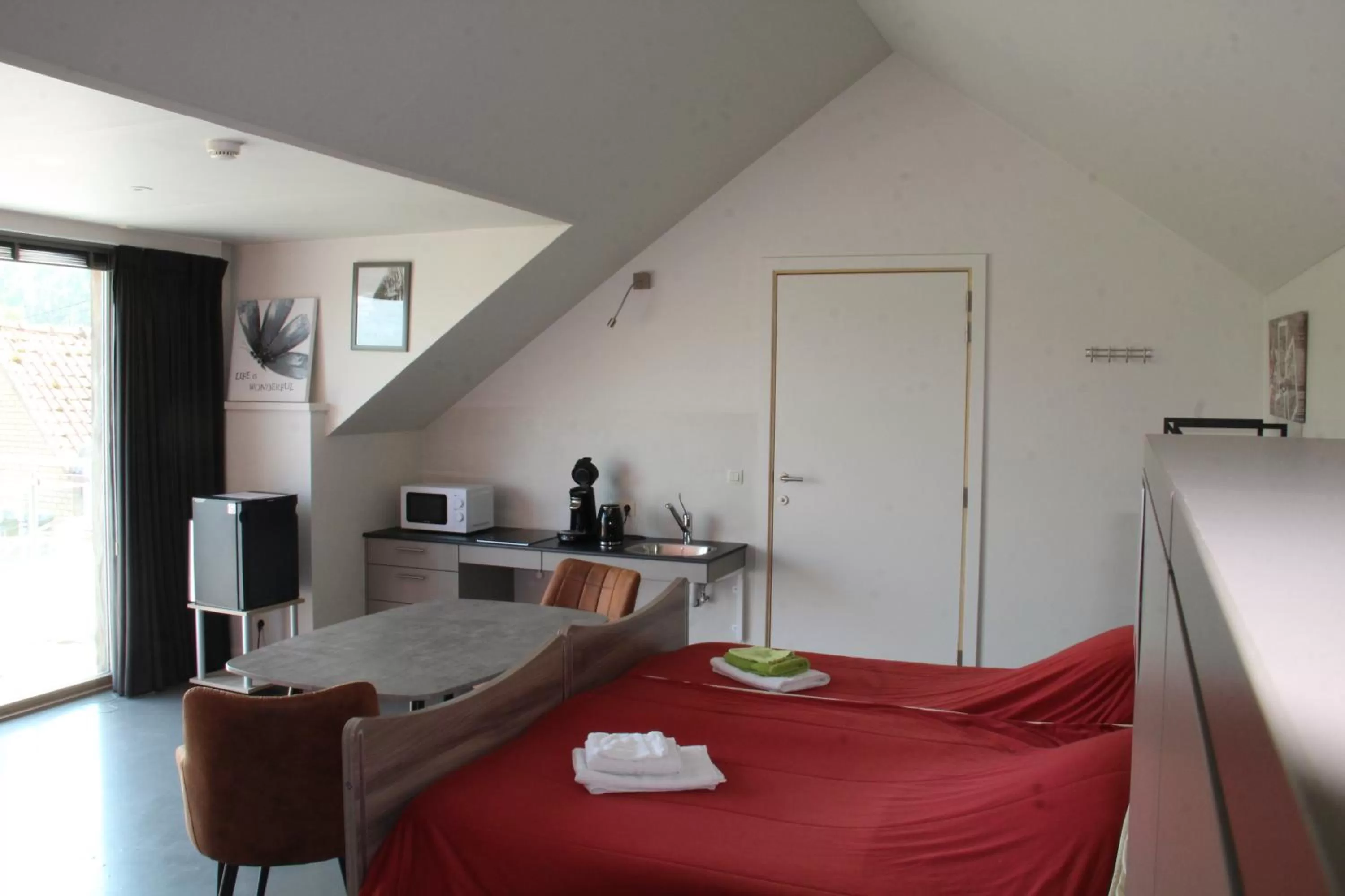 Dining area in B&B Altijd Genieten