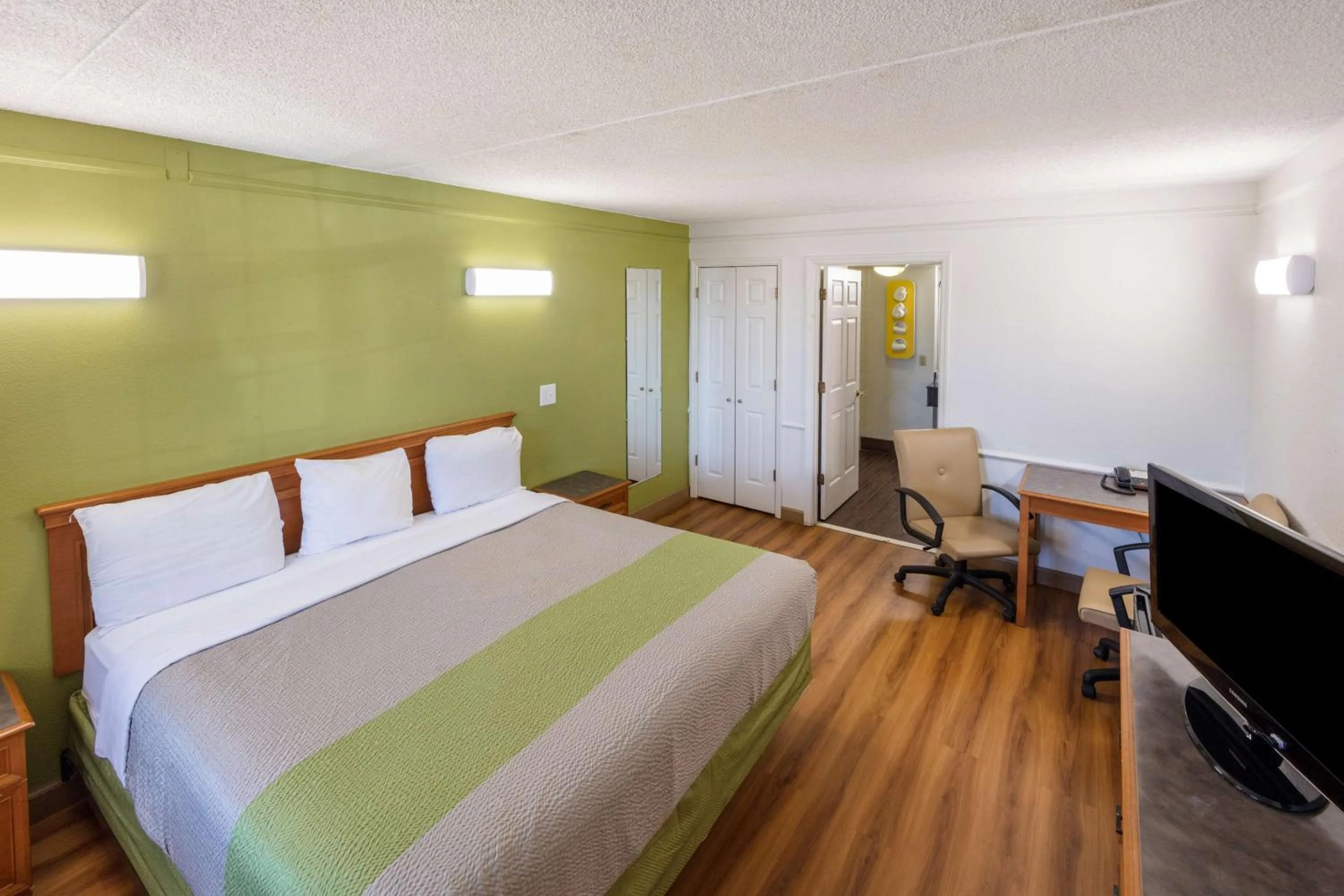 Photo of the whole room, Bed in Motel 6-Knoxville, TN