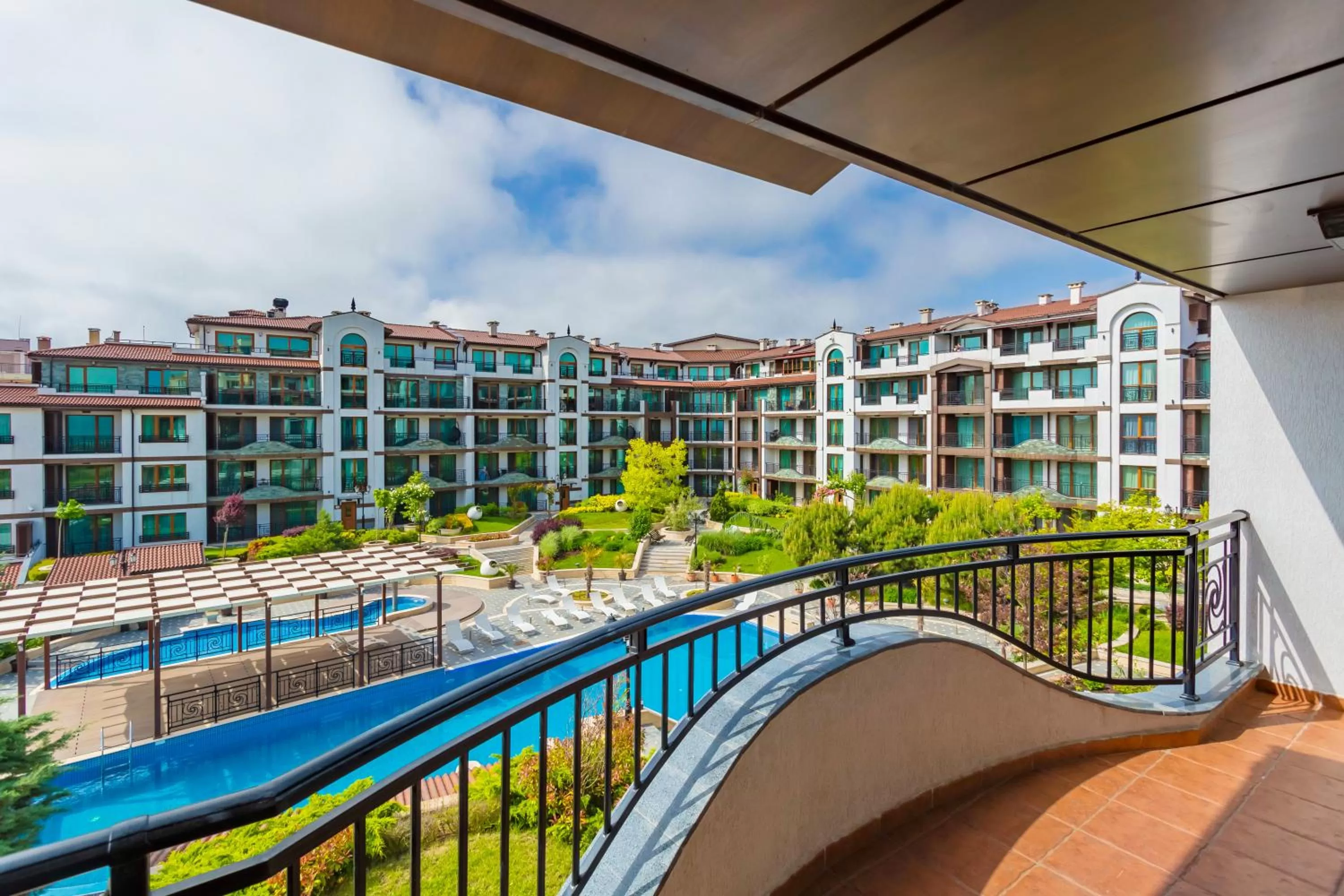Balcony/Terrace, Pool View in Rose Gardens Apart Hotel