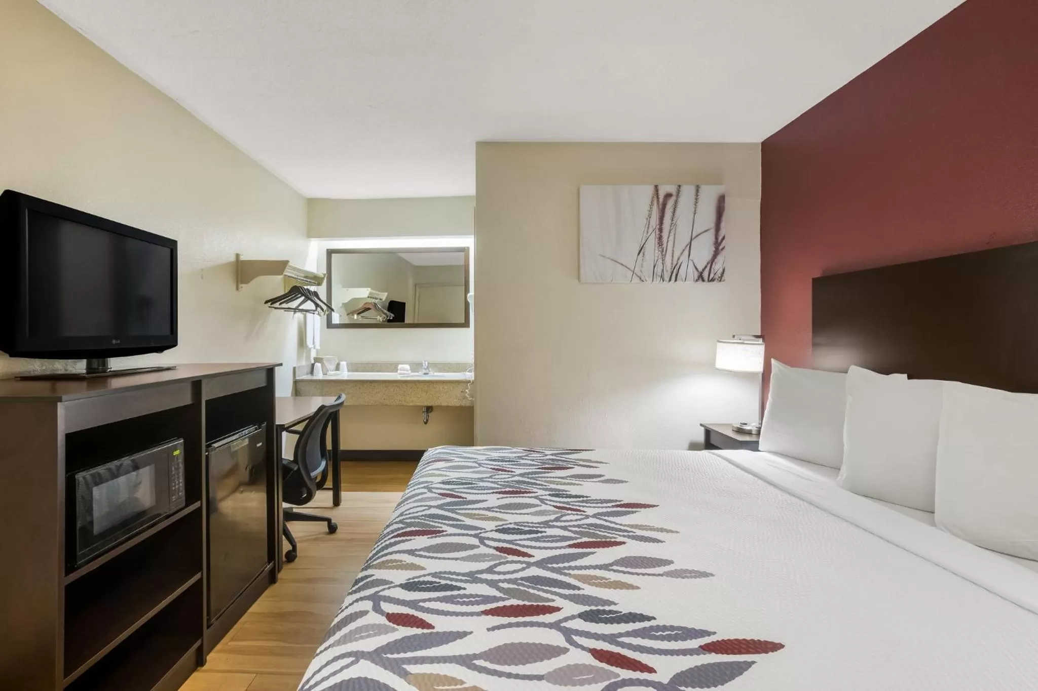 Photo of the whole room, Bed in Red Roof Inn Atlanta South - Morrow