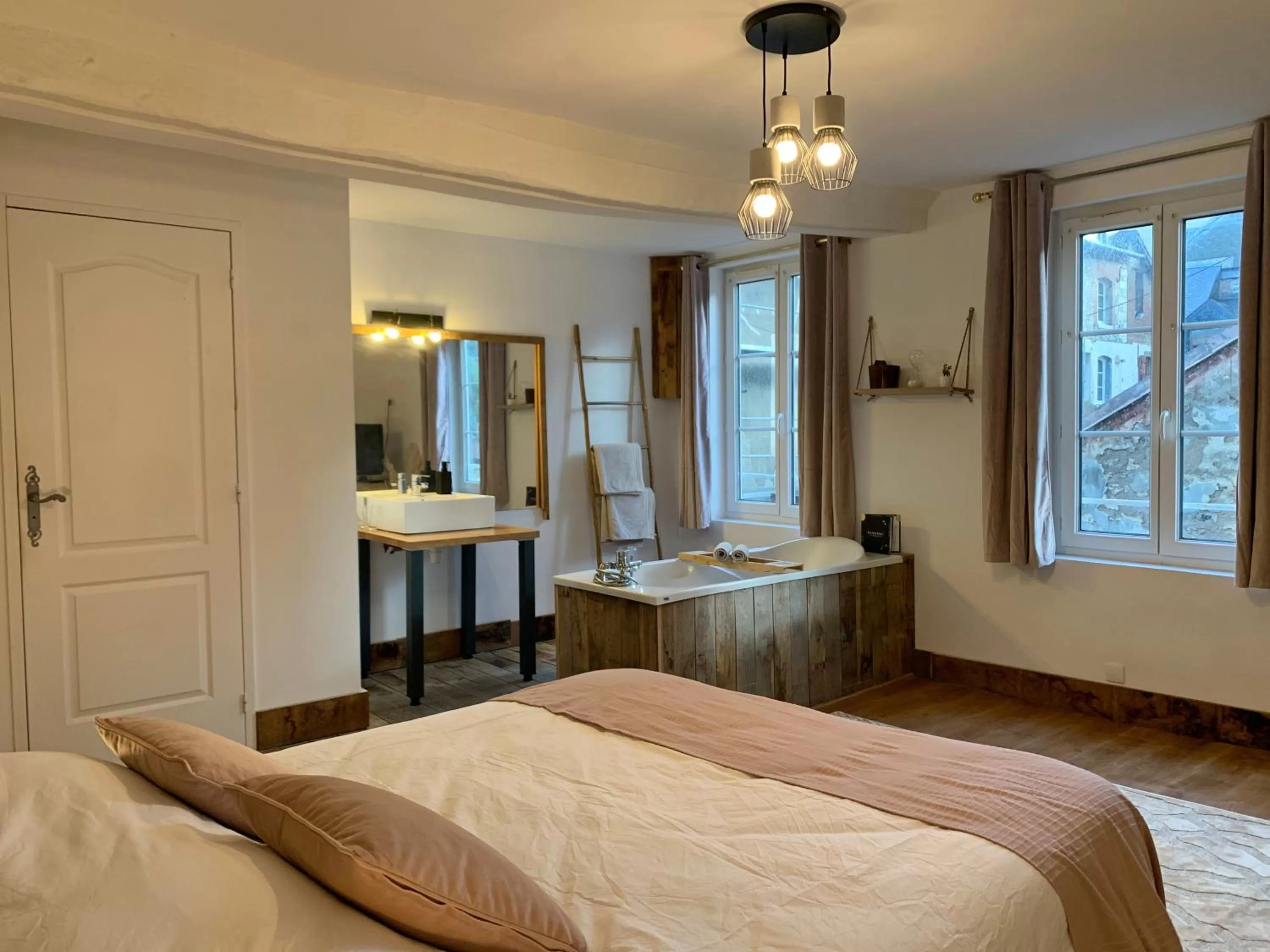 Photo of the whole room in L'Ecole des Demoiselles