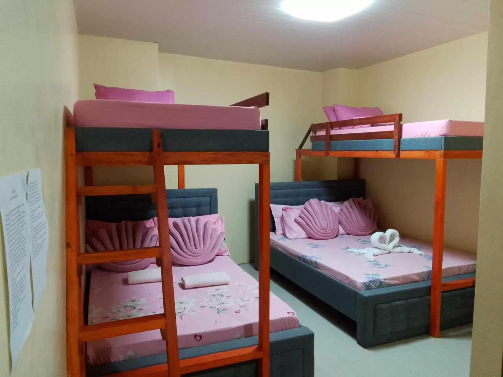 Photo of the whole room, Bed in Aussie Inn Baguio City Direct