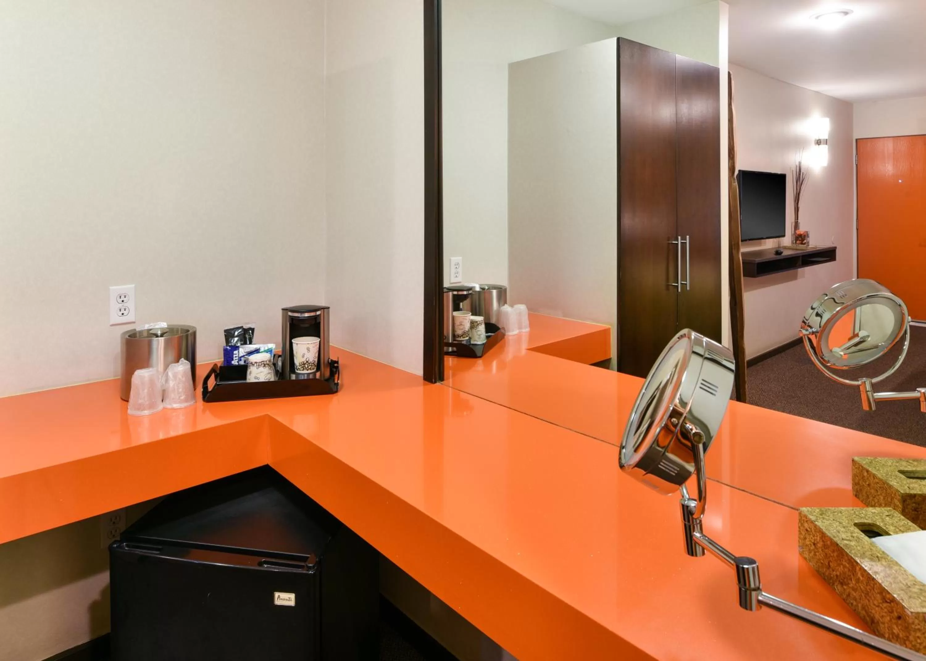 Coffee/tea facilities in The Tangerine - a Burbank Hotel