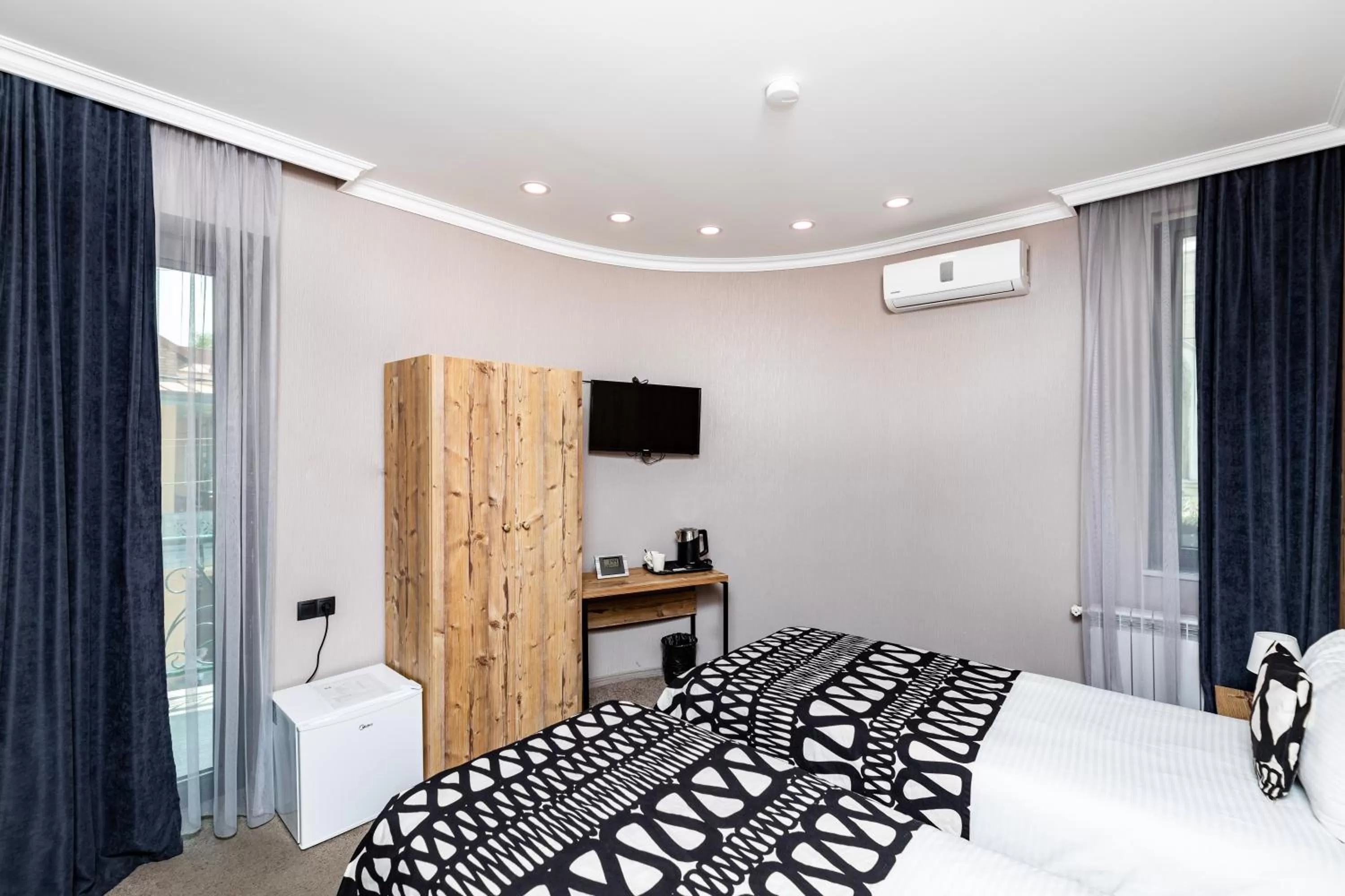 Bed in Old Side Corner