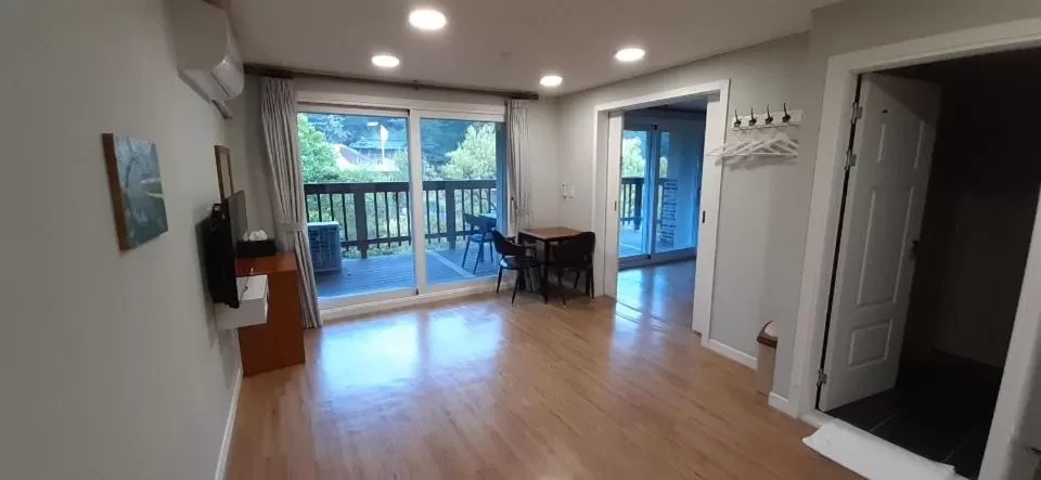 Balcony/Terrace, Dining Area in Hotel Jirisan Haetsal
