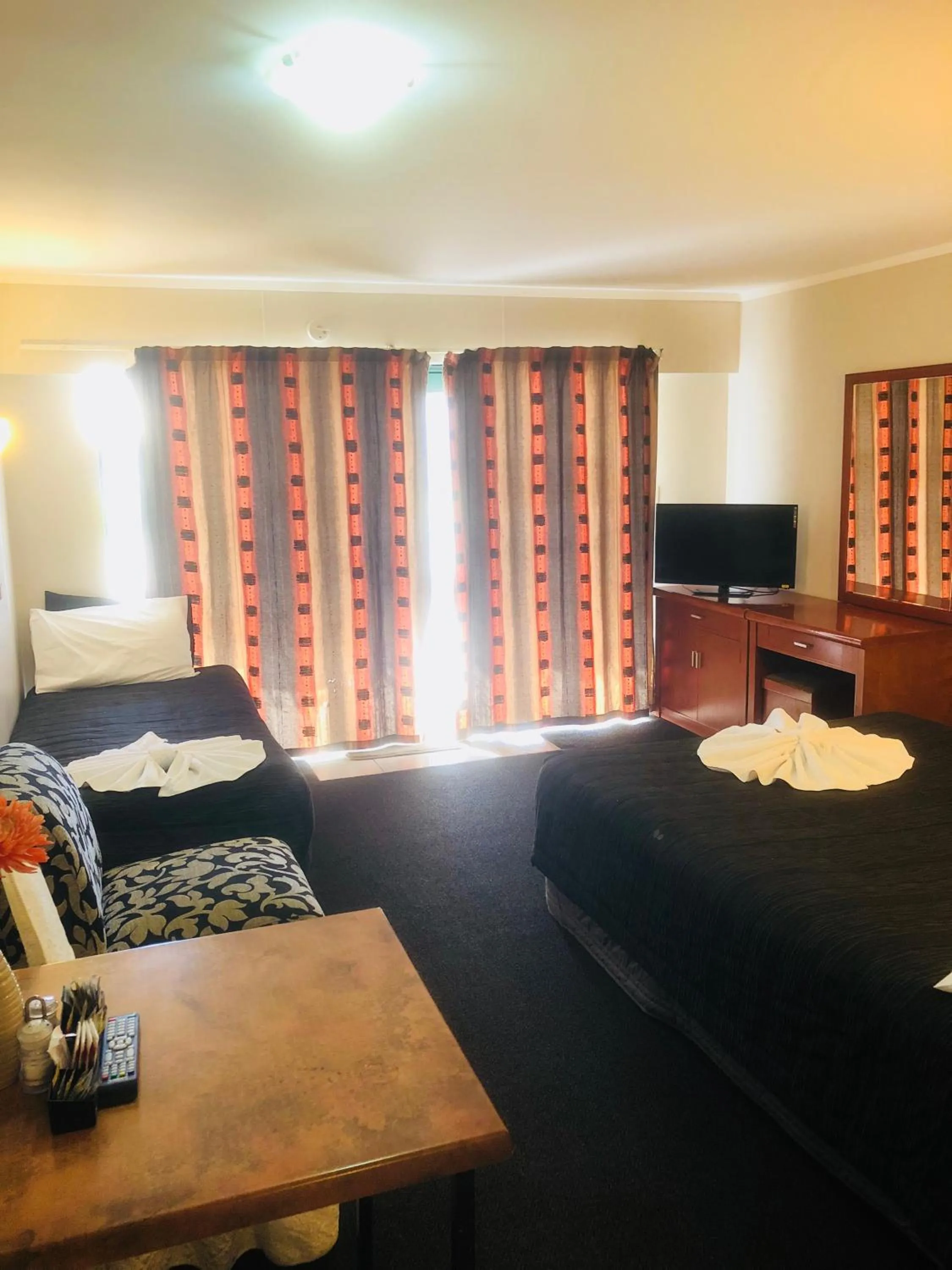 Living room, Bed in Gateway International Motel