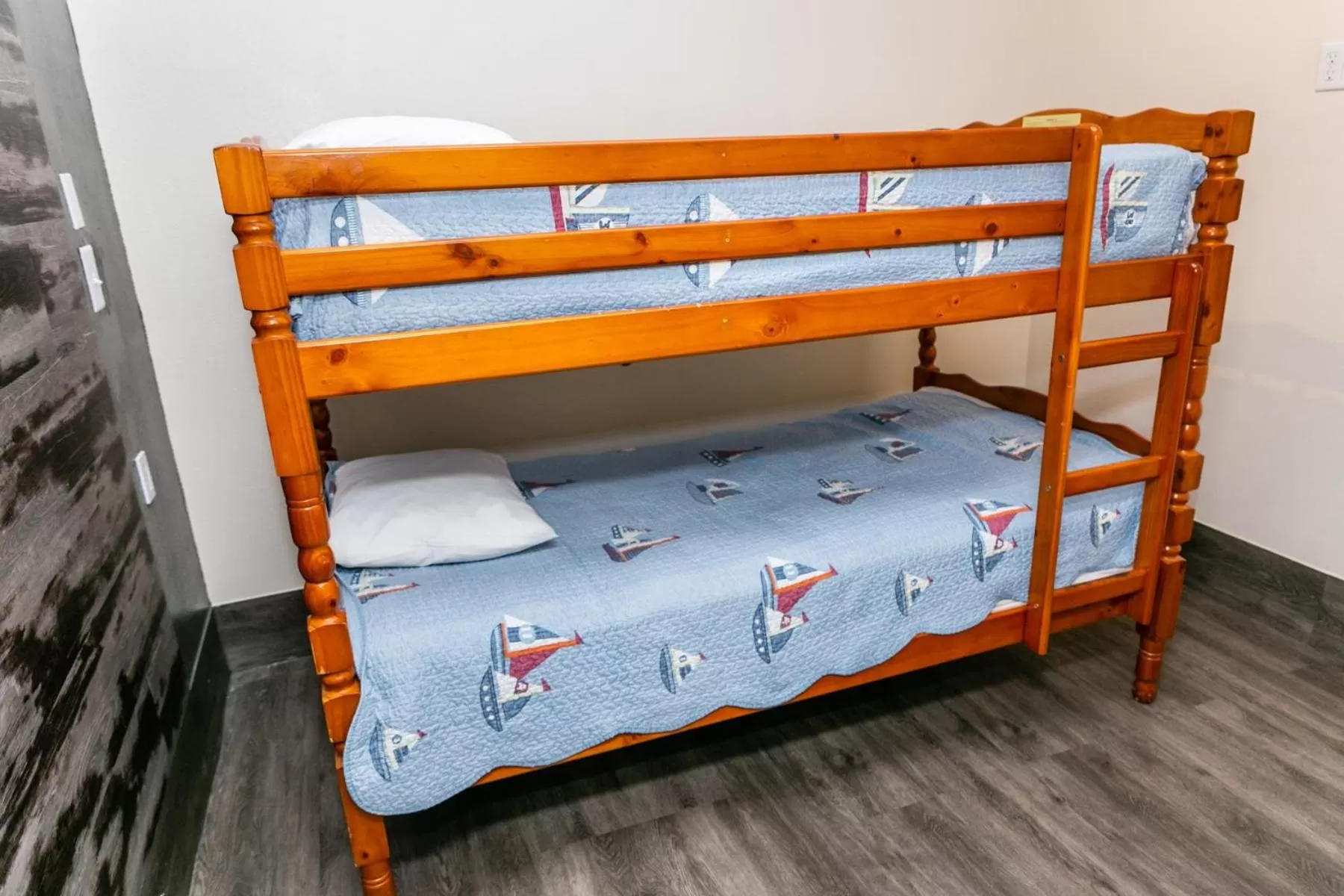 bunk bed, Bed in Anaheim Discovery Inn and Suites