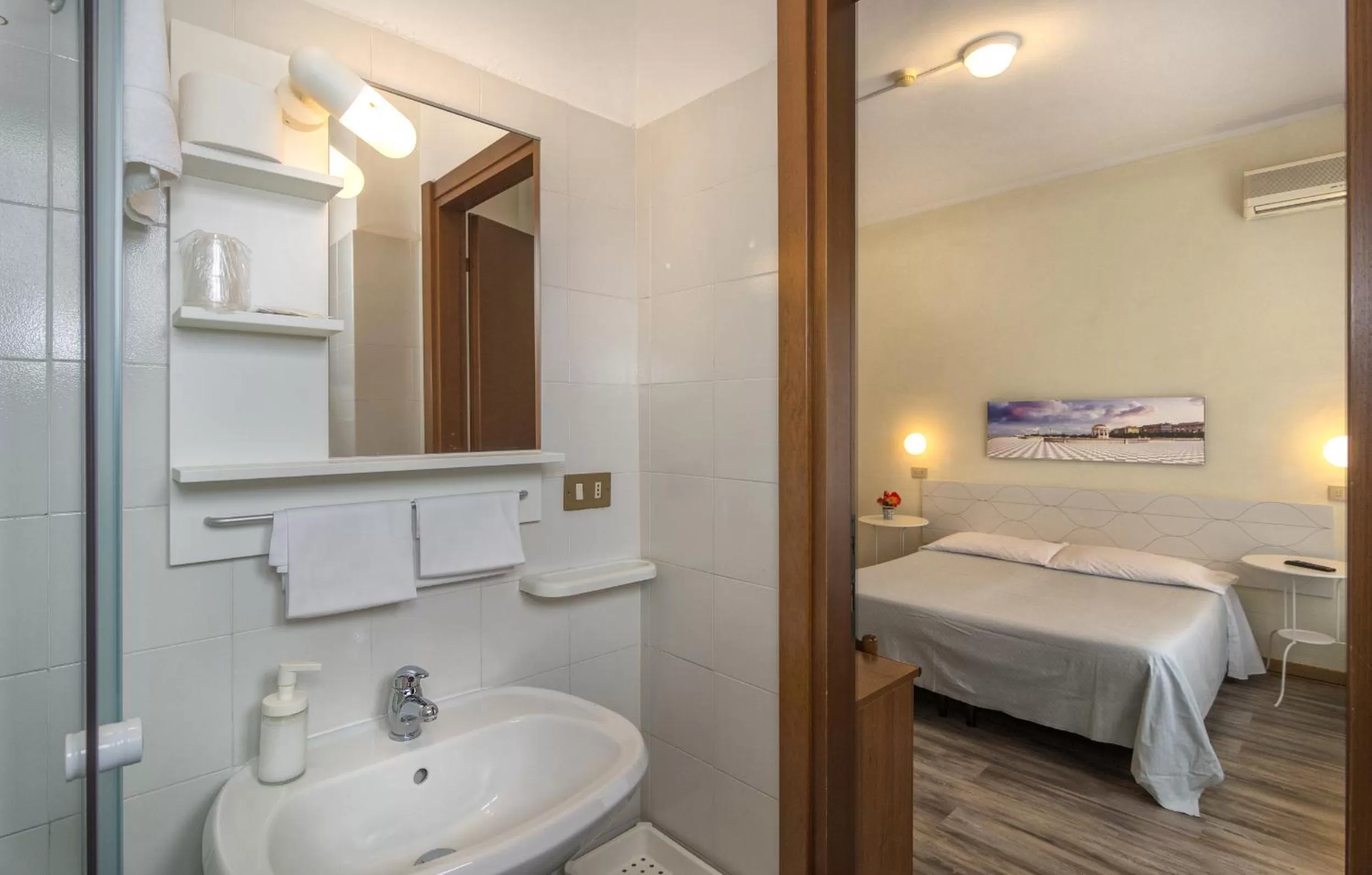 Bathroom, Bed in Hotel Cecile