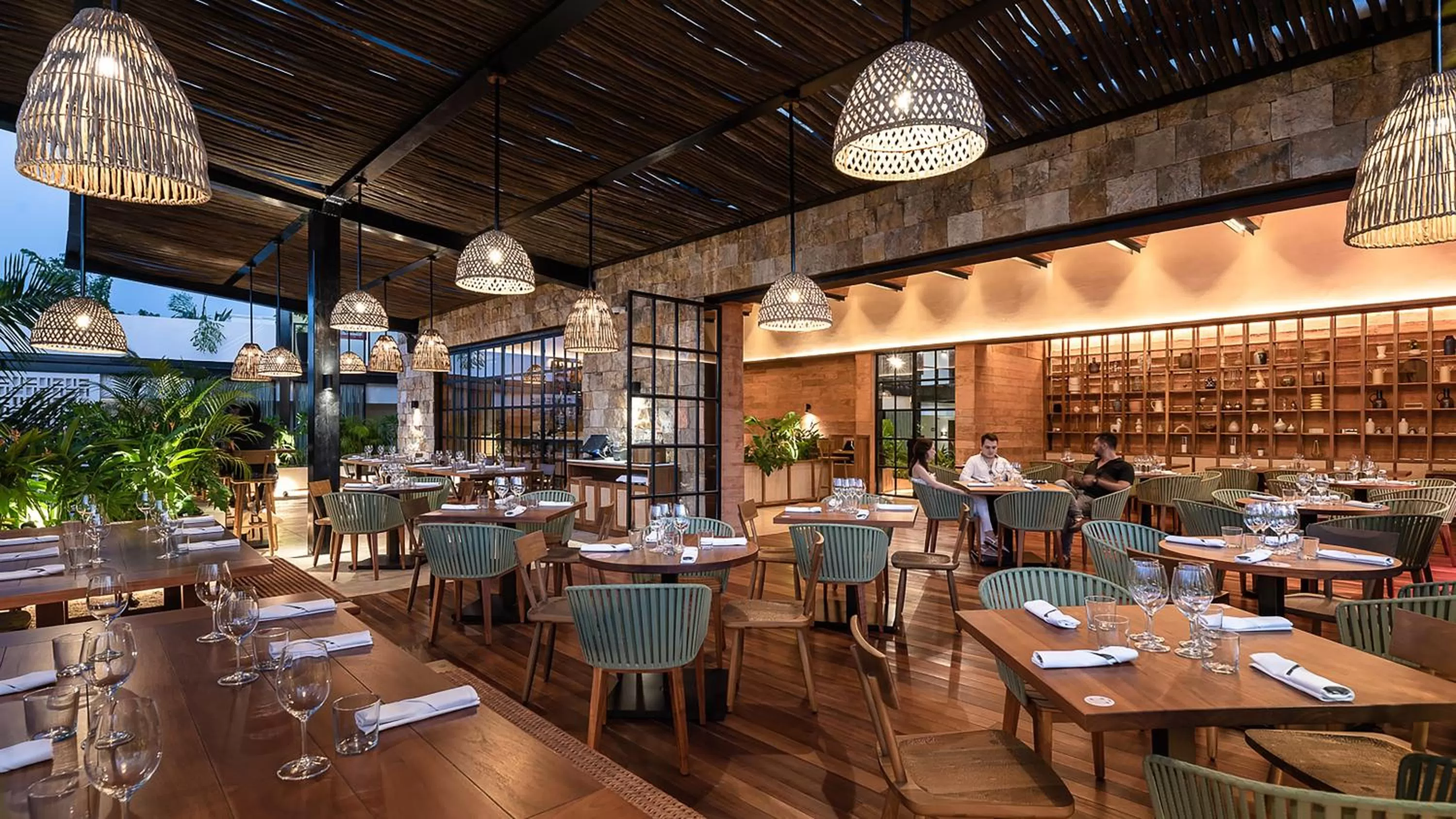 Restaurant/places to eat in Wayam Mundo Imperial