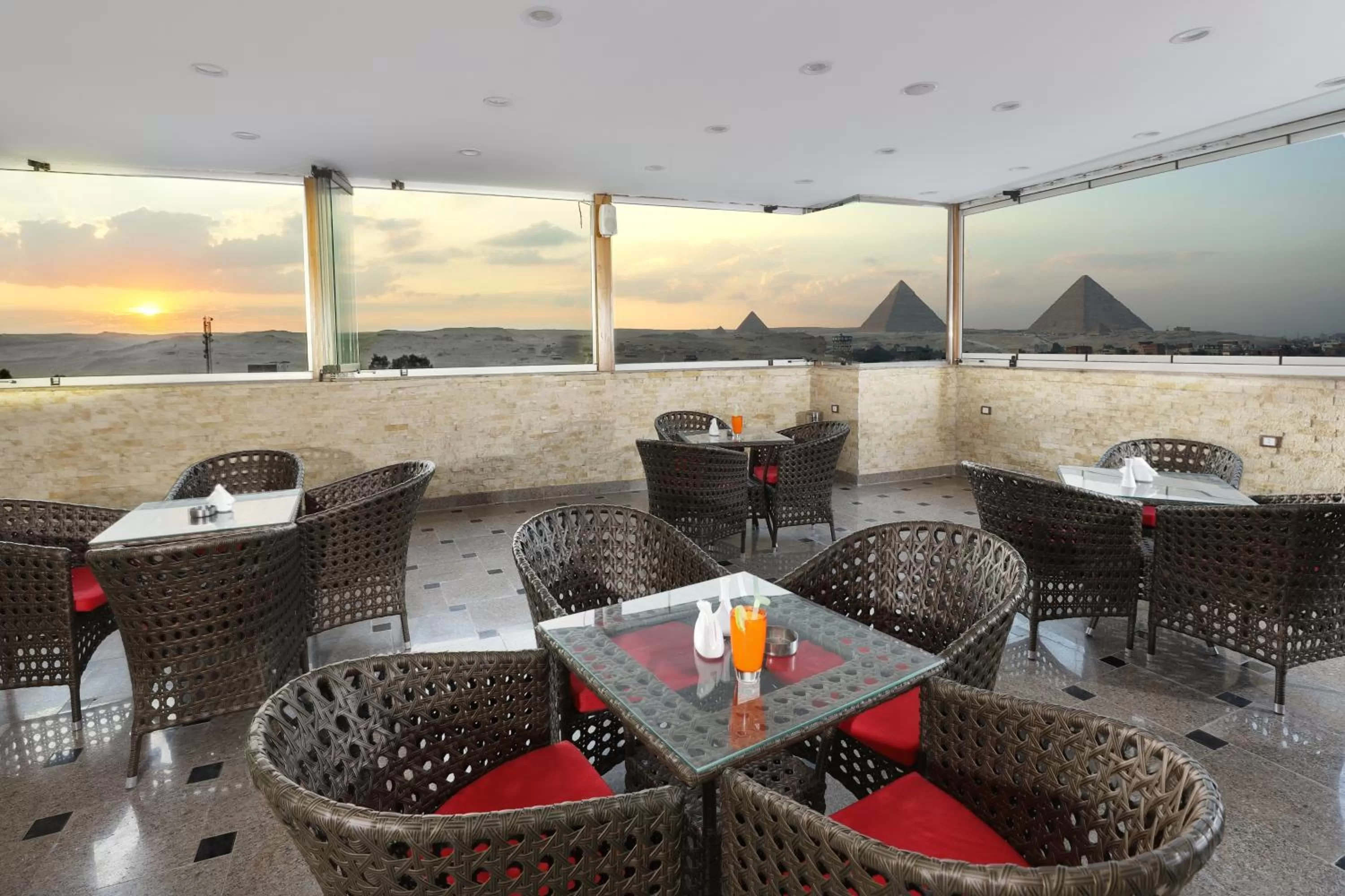 Patio, Restaurant/Places to Eat in Brothers Pyramids View Hotel