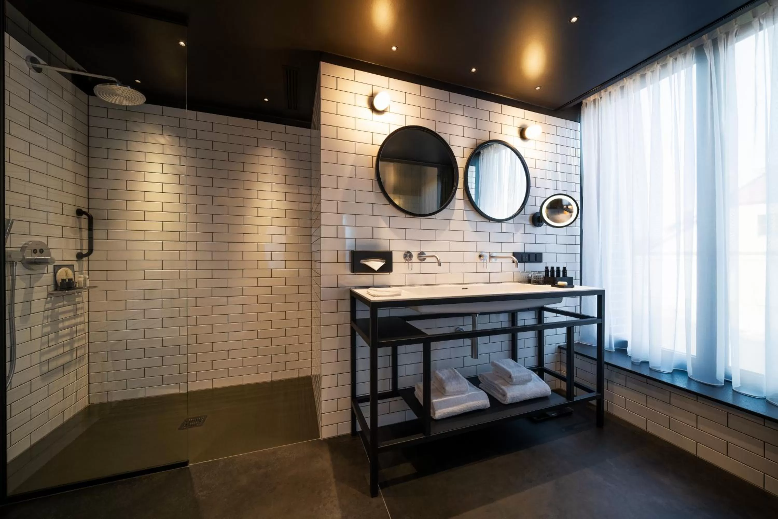 Shower, Bed in The Bridge Wroclaw - MGallery