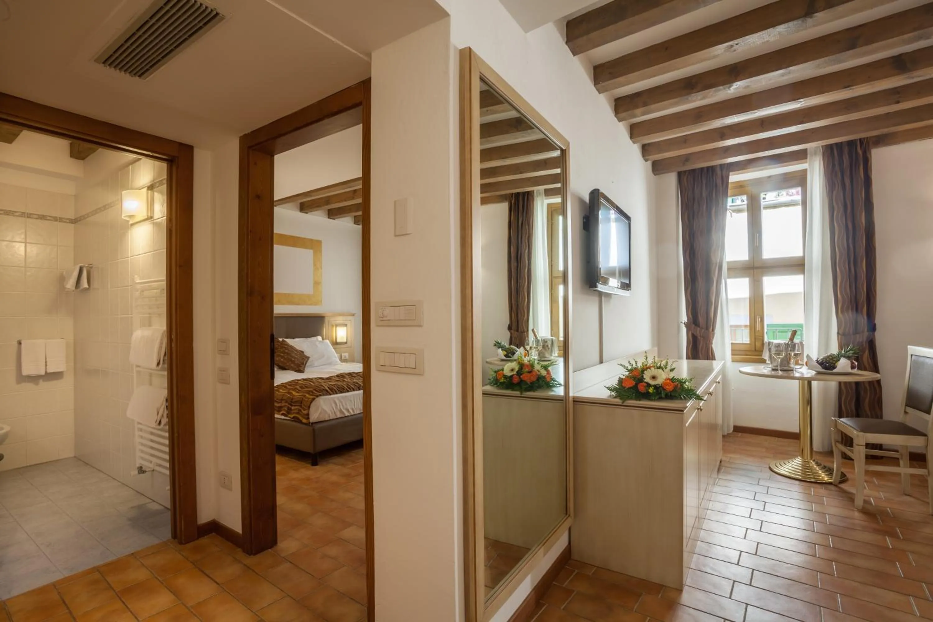 Photo of the whole room, Bed in Hotel Portici - Romantik & Wellness