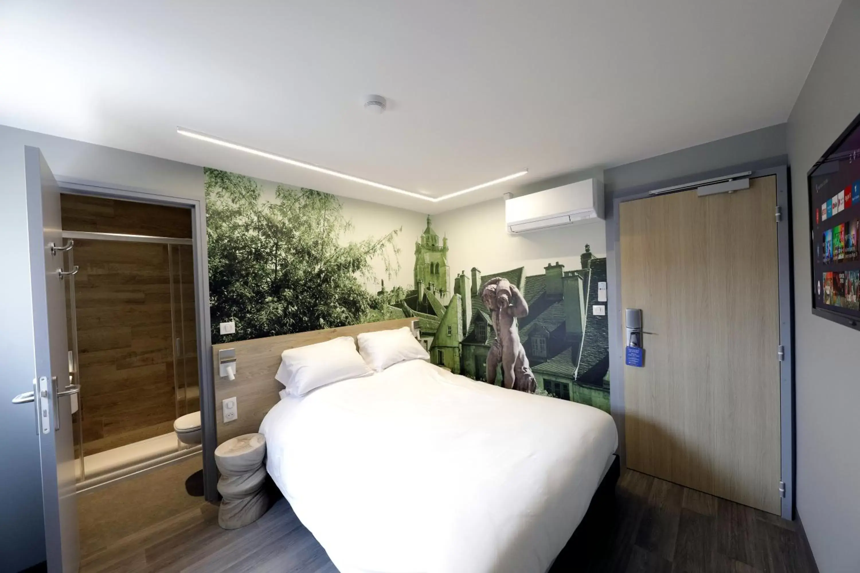 Standard Queen Room with Roll-In Shower - Disability Access/Non-Smoking in Sure Hotel by Best Western Dole Standard Queen Room with Roll-In Shower - Disability Access/Non-Smoking in Sure Hotel by Best Western Dole