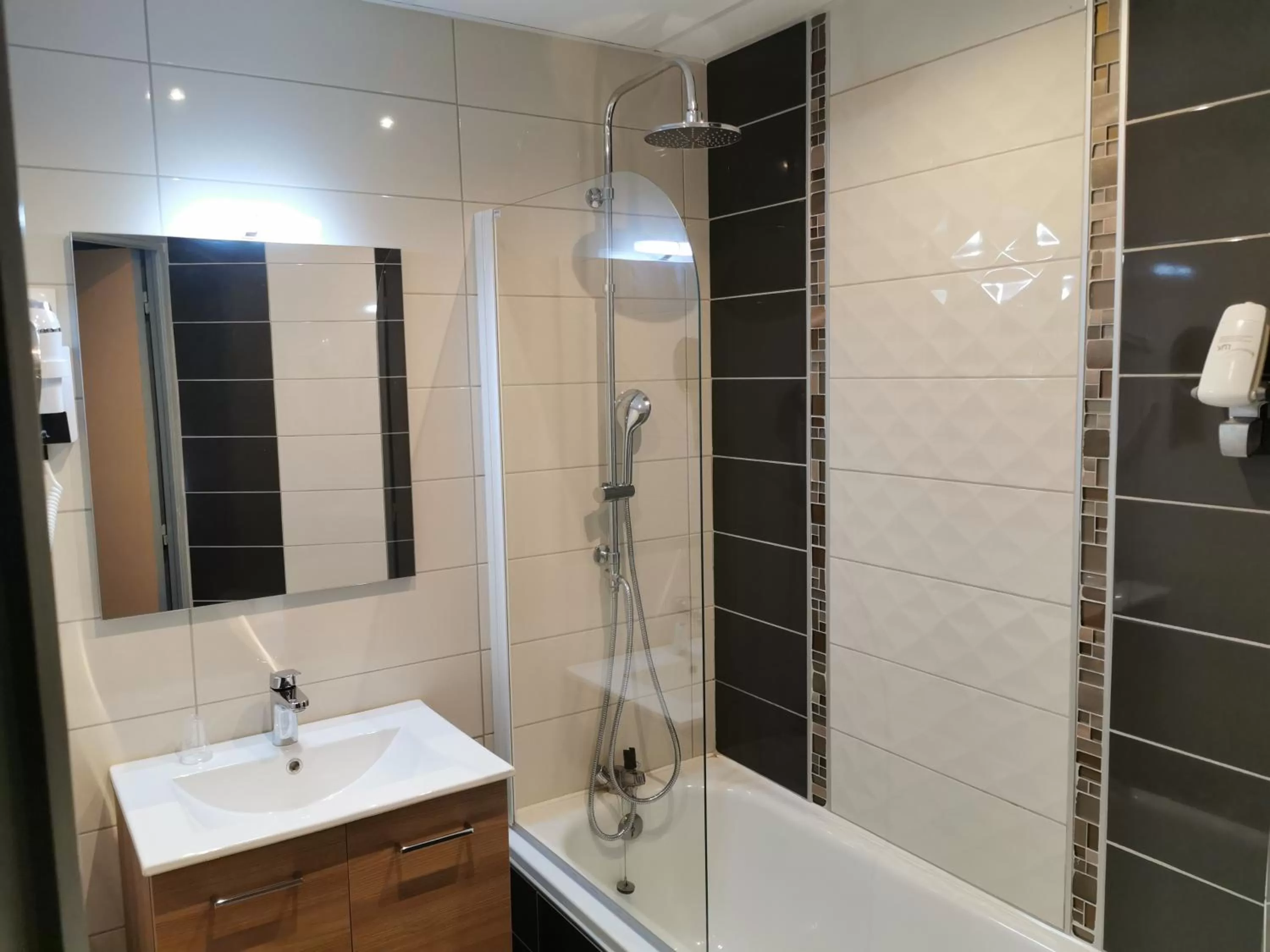 Shower in Hotel du Languedoc