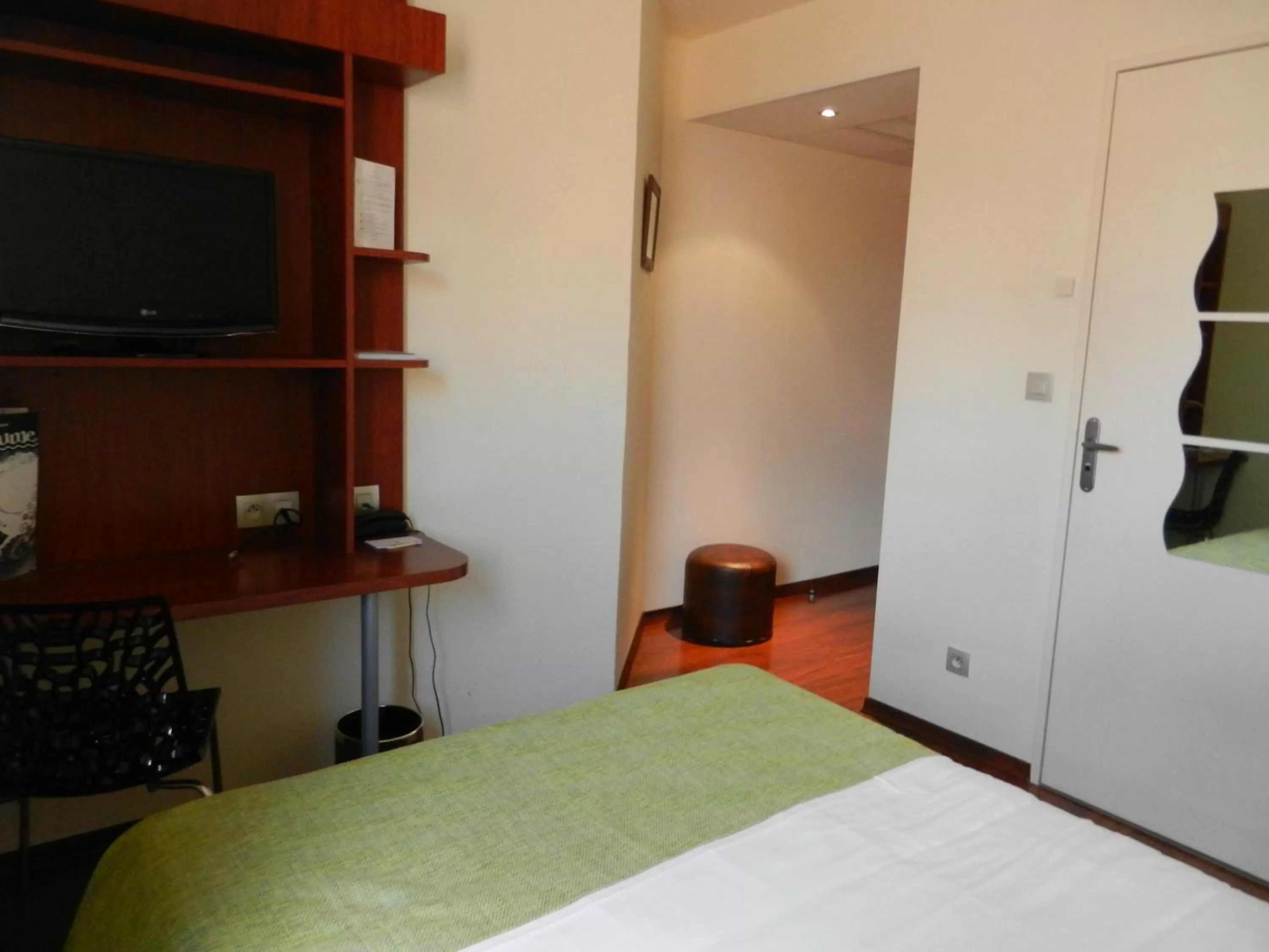 Bed in L'HÔTEL de CHARTRES