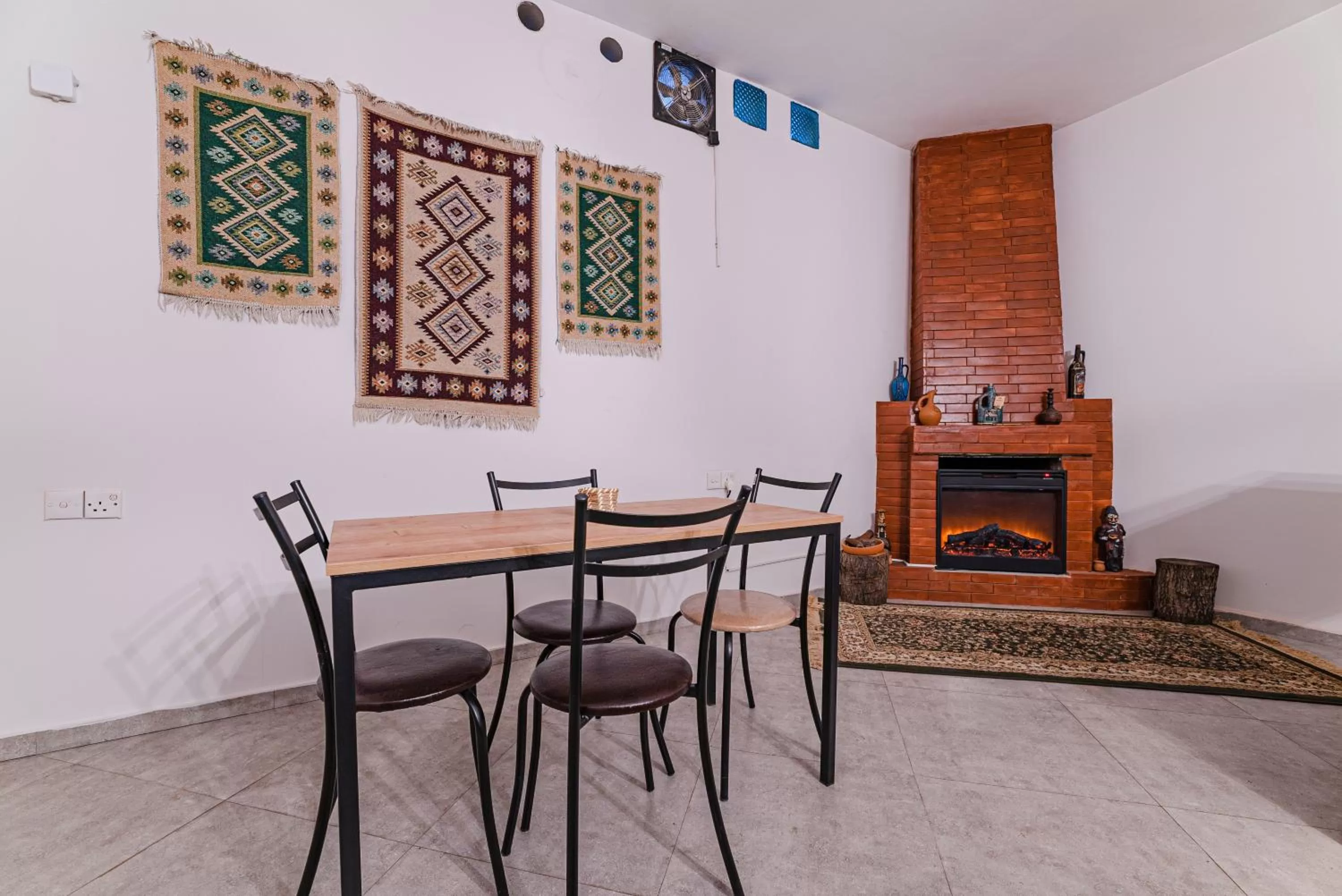 Kitchen or kitchenette, Dining Area in Jako Boutique Hotel