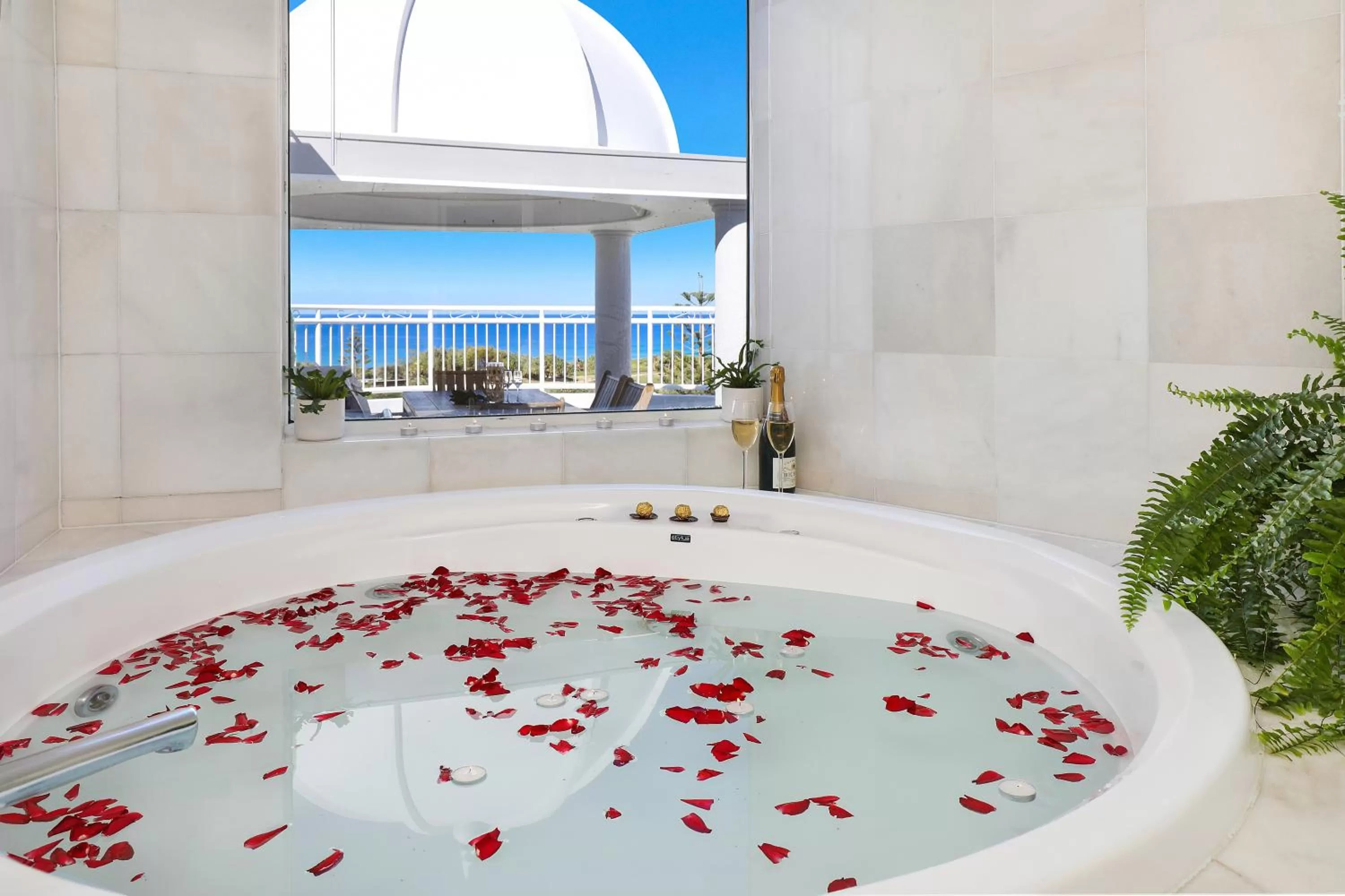 Hot Tub in Beachside Resort Kawana Waters