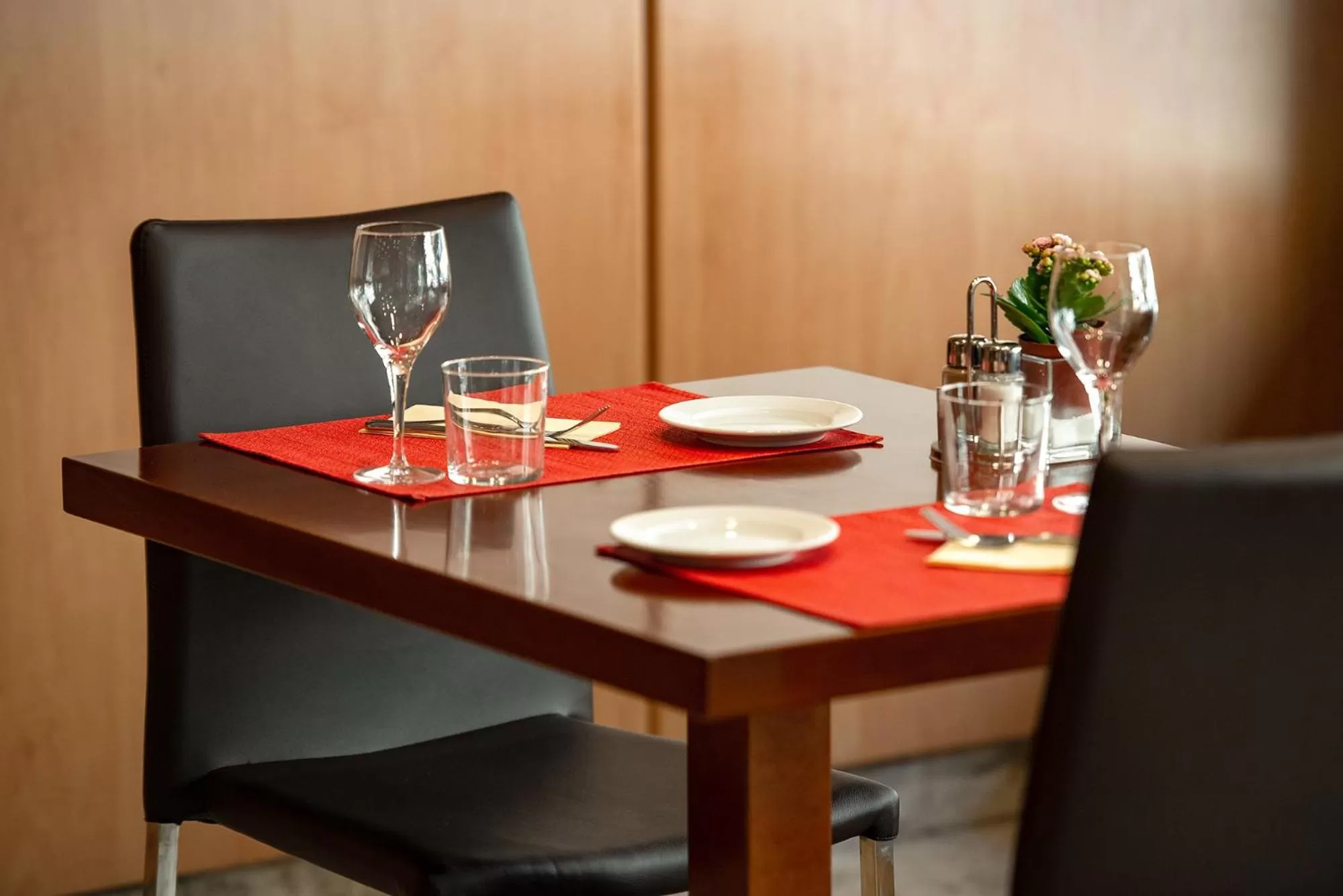 Restaurant/places to eat in Hotel Praga