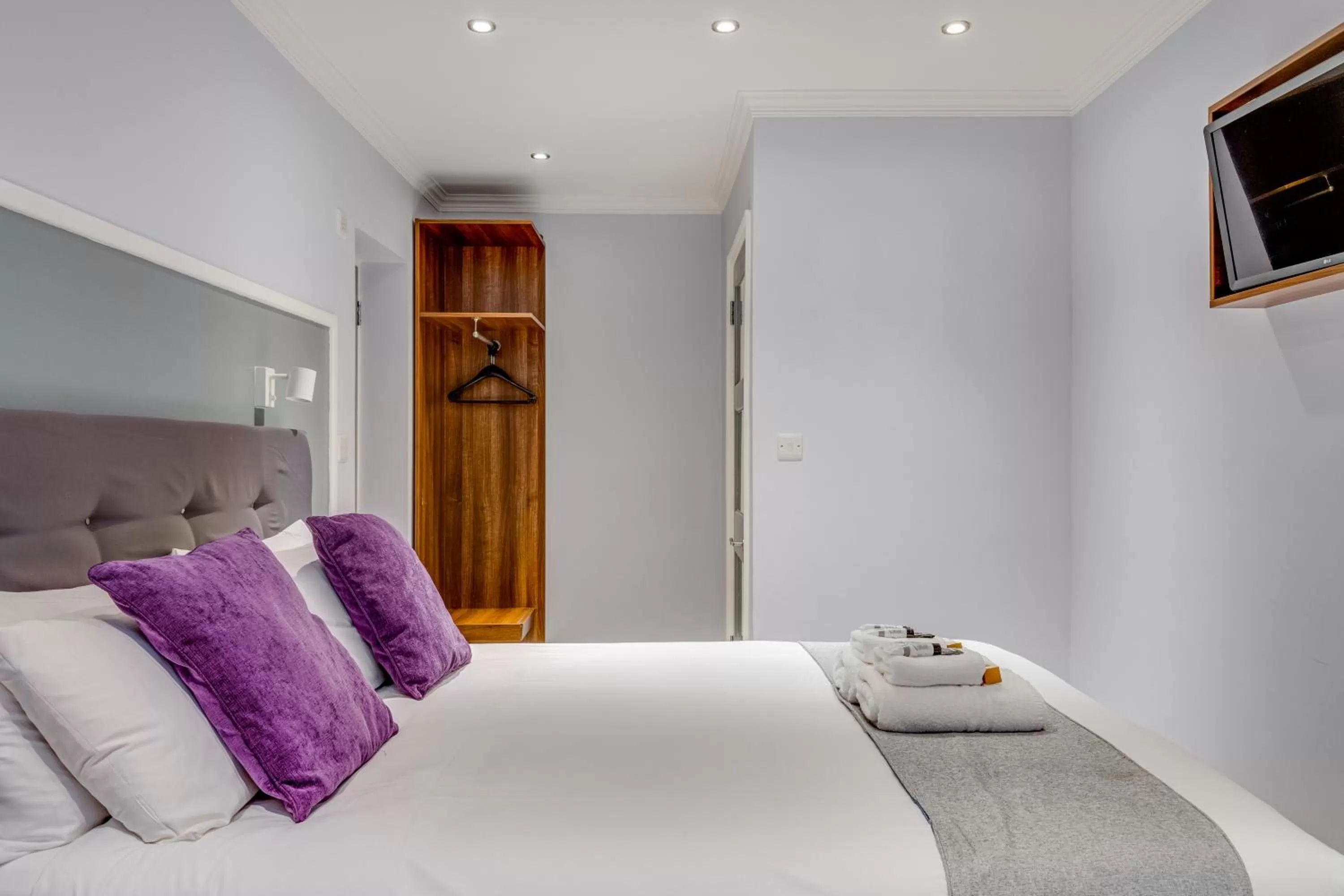 Bed in 1 Lexham Gardens Hotel