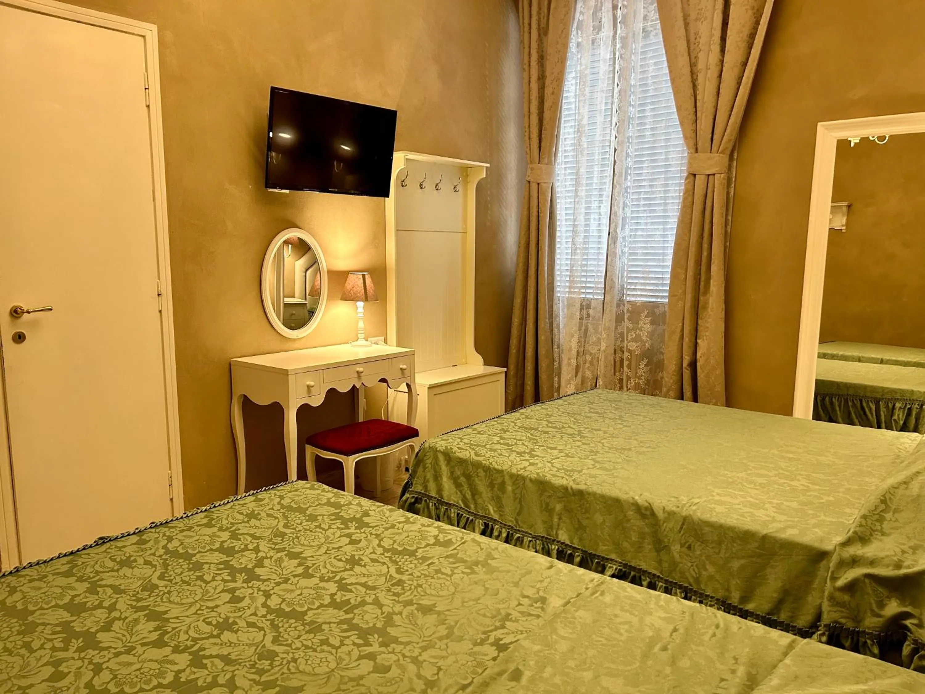 Photo of the whole room, Bed in Boutique Hotel Calais Milano
