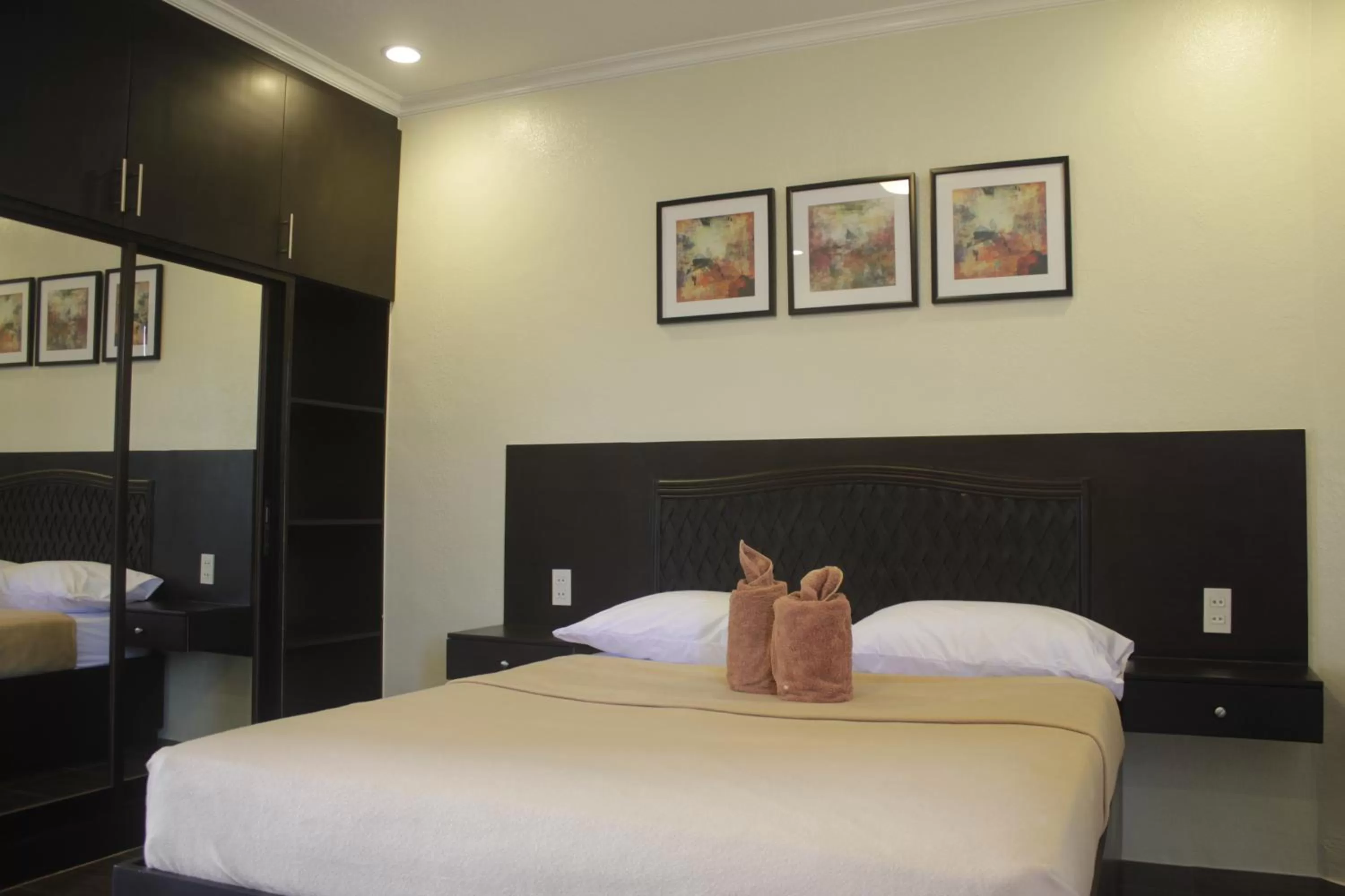 Photo of the whole room, Bed in Red Knight Gardens