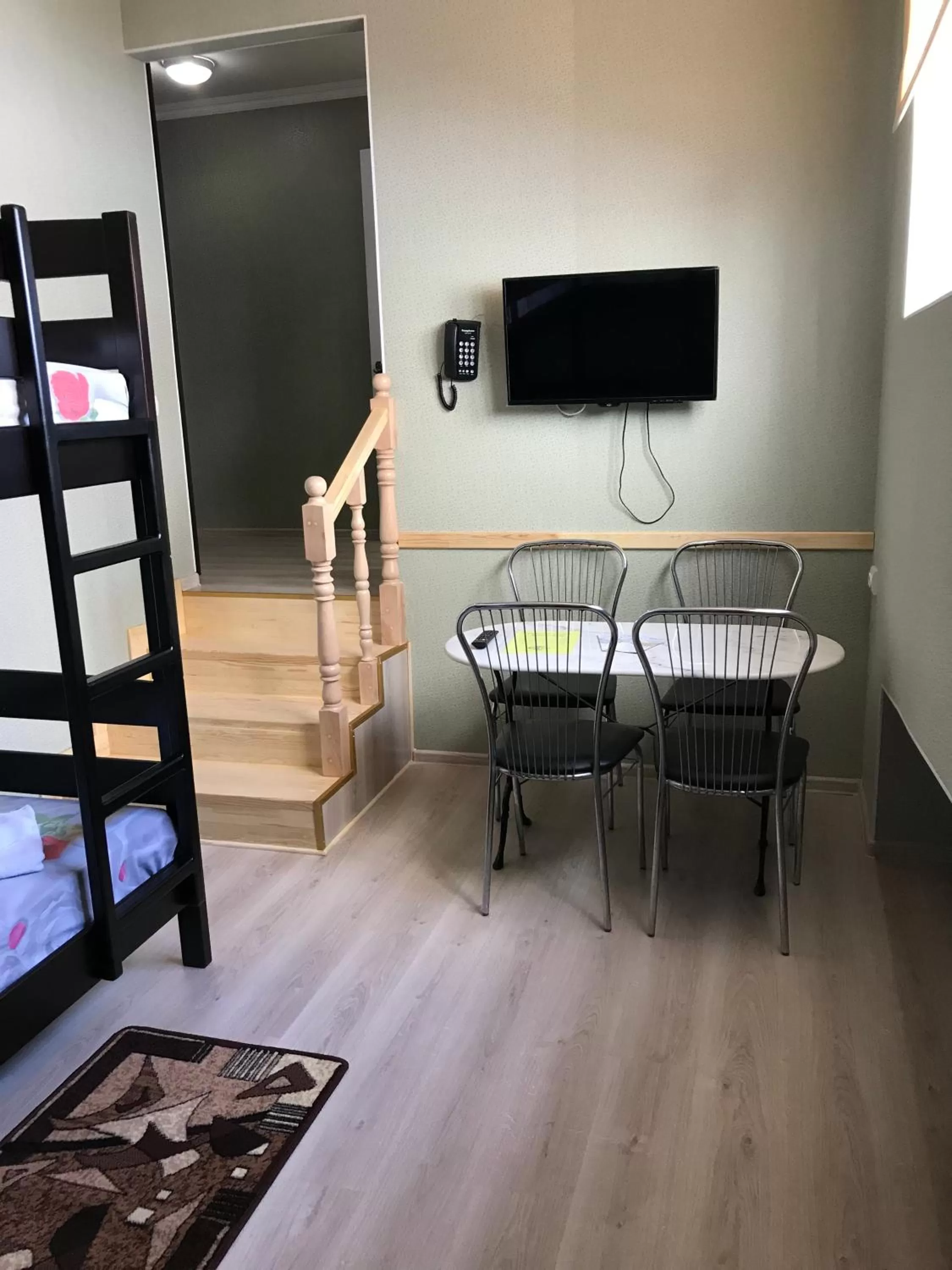 Restaurant/places to eat, TV/Entertainment Center in Galian Hotel